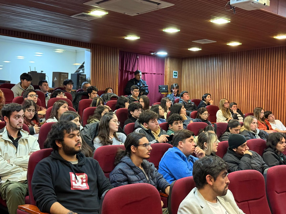 En el marco de estas iniciativas con <a href="/COMUNICAArauca1/">𝑿𝑹𝑷 𝗡𝗼𝘁𝗶𝗳𝗶𝗰𝗮𝘁𝗶𝗼𝗻</a>  junto a la <a href="/SeGeGobAraucana/">Vocería Araucanía</a>, <a href="/ChilePeriodista/">Colegio Periodistas de Chile</a> y las Escuelas de Periodismo de la <a href="/UFrontera/">UFRO</a> y <a href="/autonomadechile/">Universidad Autónoma de Chile</a> se realizó una charla magistral sobre comunicación, titulares sin sesgo y desinformación.
<a href="/PeriodismoUFRO/">Periodismo UFRO</a>