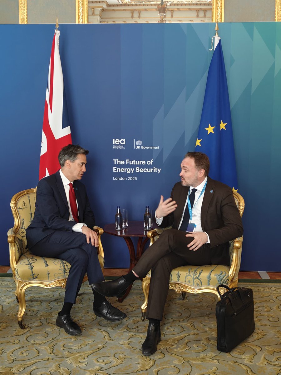 Timely discussions on energy policy priorities with 🇬🇧 Secretary of State <a href="/Ed_Miliband/">Ed Miliband</a> during Future of
#EnergySecurity Summit

We need to strengthen our energy cooperation bilaterally &amp; globally to spur energy security, decarbonisation &amp; affordability

Global cooperation is key!