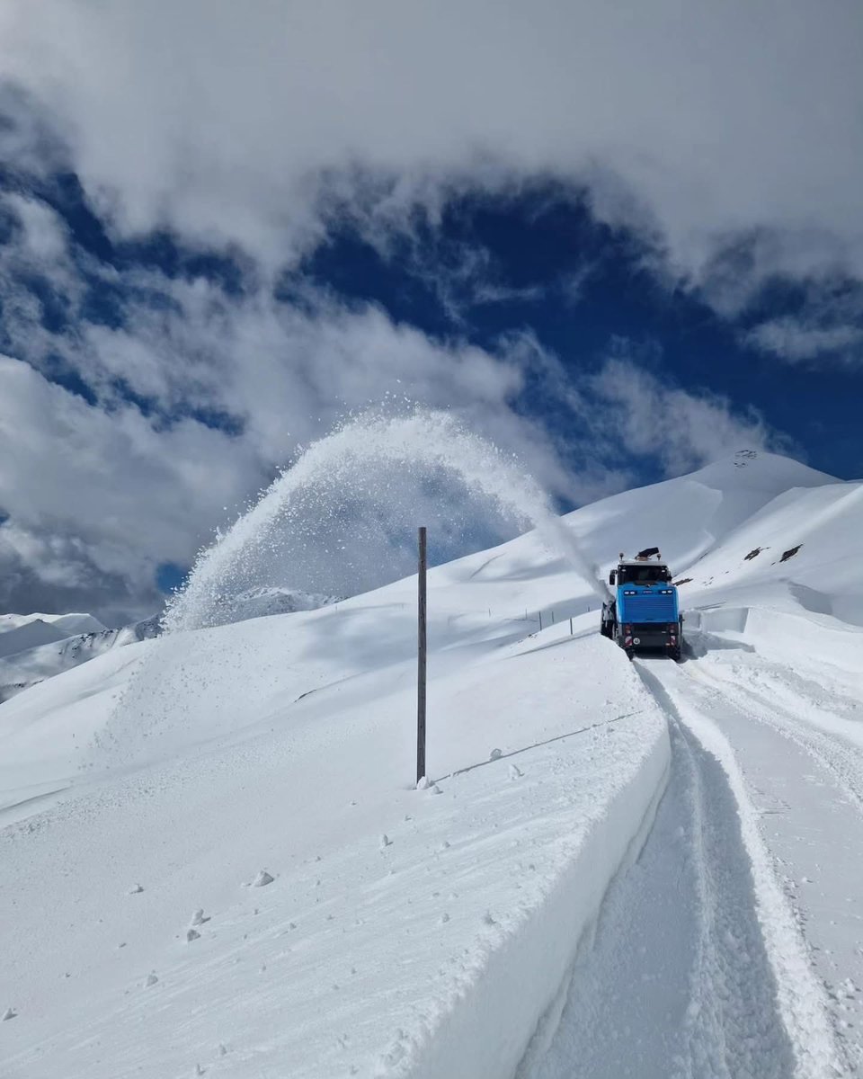 AssoClimatoReal's tweet image. Comme chaque #printemps, le déneigement des grands cols alpins débute. Ici, la route du col de la Bonette (06). Diriez-vous qu&apos;on manque de #neige en #montagne cette année ? 📷Commune de Saint Dalmas le Selvage ❄️