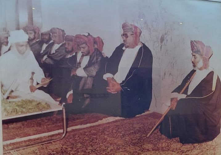 من الذاكرة الخالدة 

جلالة السلطان قابوس بن سعيد _ رحمه الله_

يحضر عقد قران سمو 

السيد فاتك بن فهر آل سعيد المبعوث الخاص 

لعاهل البلاد المفدى

#هيثم_بن_طارق  #قابوس_بن_سعيد