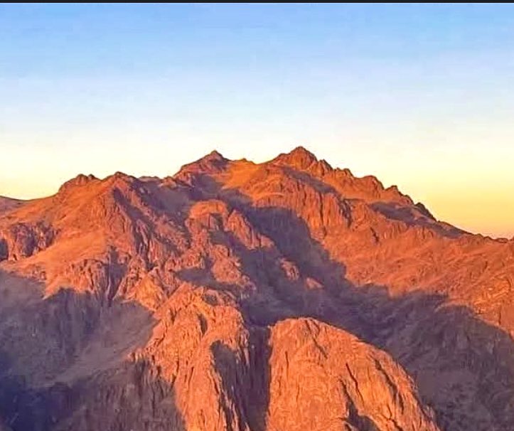 <a href="/F_BinHithleen/">فهد بن حثلين</a> .
.
.
على الجبل لو تشرق الشمس لاتـهـد

لين  تـعرف  مـن  جالسً   تحت   ضله

الشاعر_فهد_النماصي
2025/4/24م

 #مسابقة_شعر_الحكمة
.
.
.