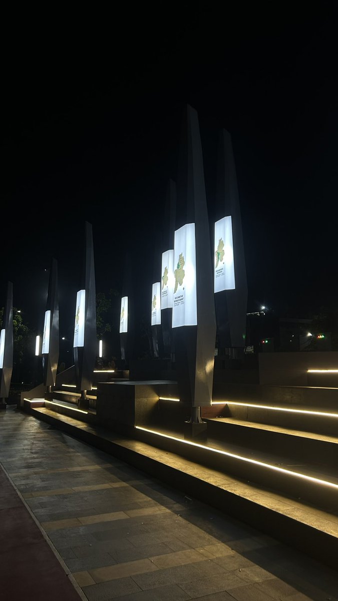 jemskencana's tweet photo. LAH LAH GOKIL JG TUGU TUGU INI #BEKS https://t.co/GIU2fnE9Mj