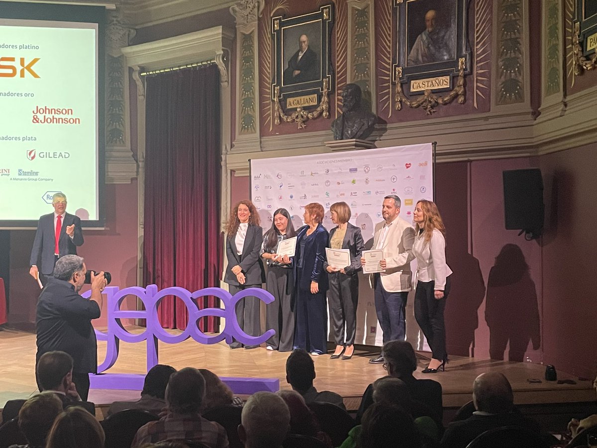 GEPAC_'s tweet photo. Seguimos con la categoría “Investigación social o científica en el ámbito oncológico”.
 El proyecto sobre mioma uterino de @asargasarcoma se ha coronado. 🏆

Enhorabuena también a los finalistas:
🟣 Guía de práctica clínica “Largos supervivientes de cáncer hematológico” de la @sehh_es.
🟣 “Necesidad de los pacientes de cáncer gástrico y/ gastrectomizados” de @accgg2018.
 
#13PremiosGEPAC #Cruzandometas