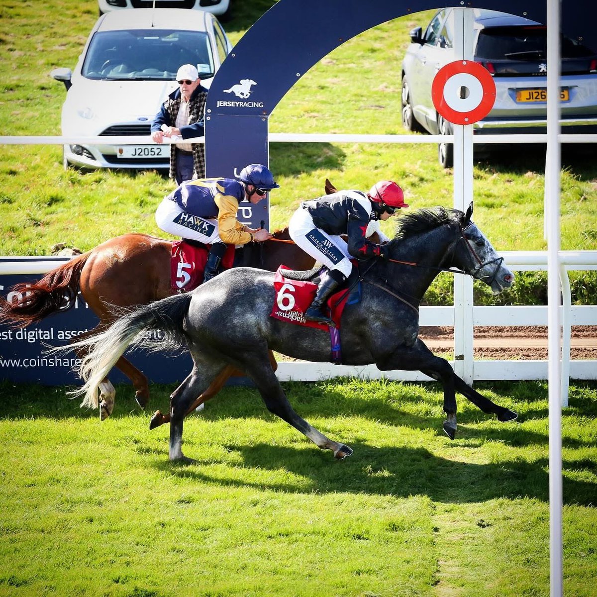 BrodieHampson1's tweet photo. A surreal day riding a double in Jersey on Easter Monday, making it even more special by losing my claim. Massive thanks to all Owners and Trainers that have helped me get there! @ToteRacing @Archie_Watson ๐๐ผ #blueyonder #thronehall #75notout #makingaclaim https://t.co/3tyeRhol81