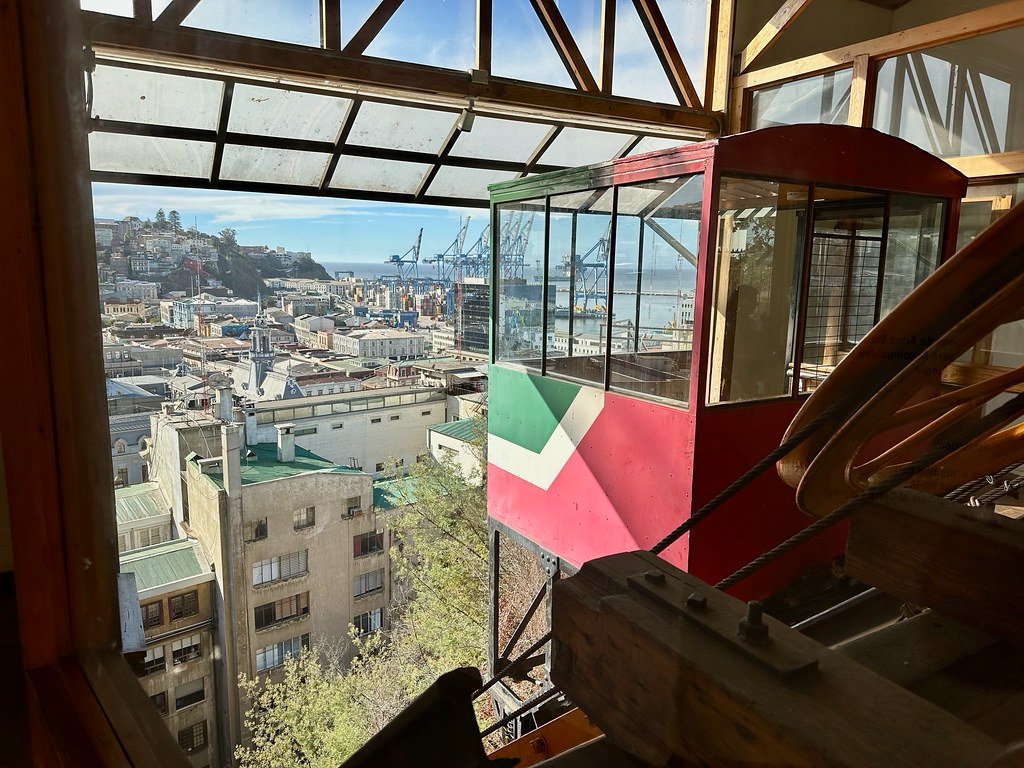 apuntesyviajes's tweet photo. El Cerro Alegre es parte del recorrido de Tours 4 Tips, ¿Sabes cómo se llama este ascensor? Free Tours todos los días 🚶🏻‍♀️‍➡️
10:00 AM y 15:00 PM — Encuentra a tu Guía Wally con su camiseta a rayas blancas y rojas

📍VALPARAISO Plaza Sotomayor

#Tours4Tips #FreeTour 🧳🇨🇱 https://t.co/iXWumuqQLf