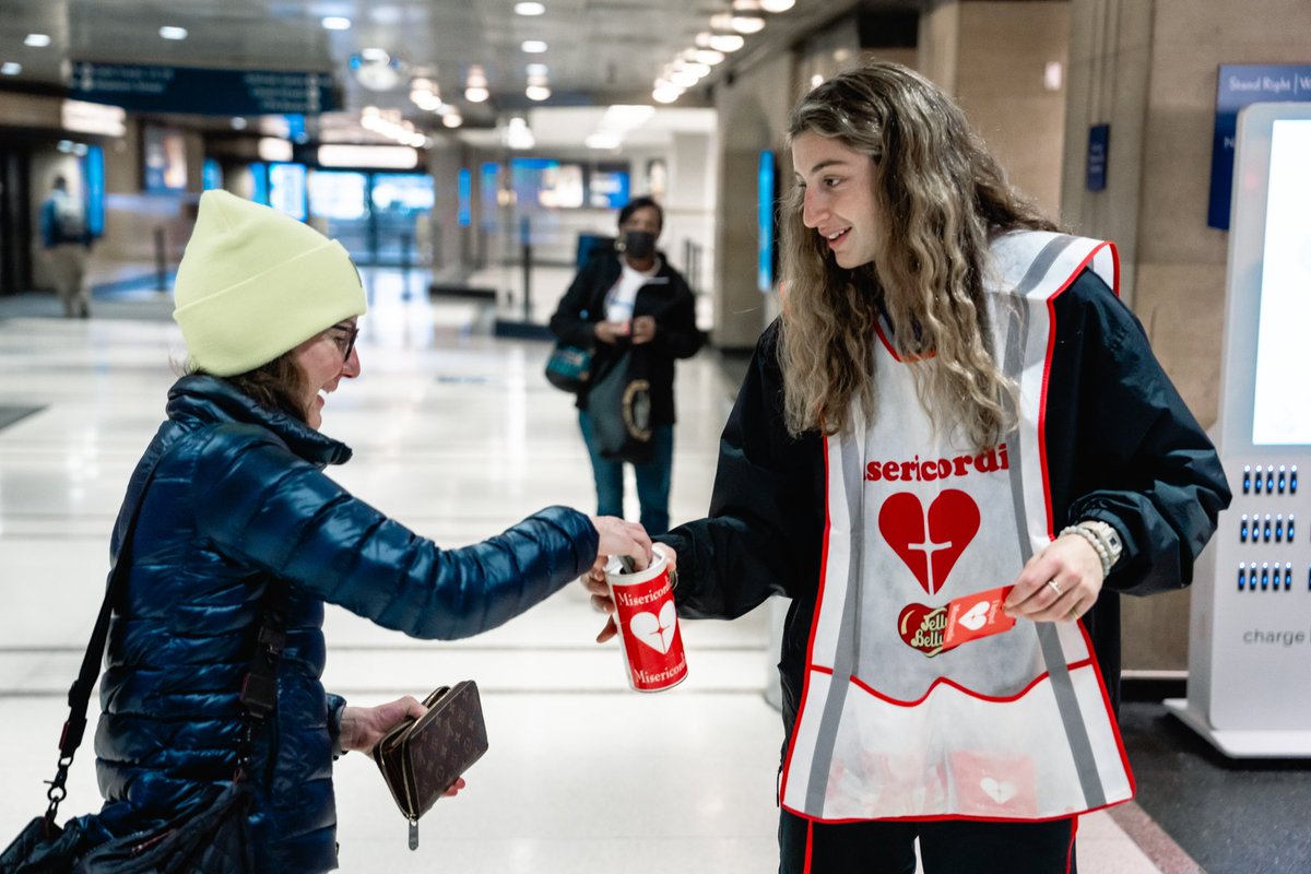 DePaulWBBHoops's tweet photo. Up and at it this morning to support @heartofmercy’s 40th Candy Days! https://t.co/DqtZMQDDW6