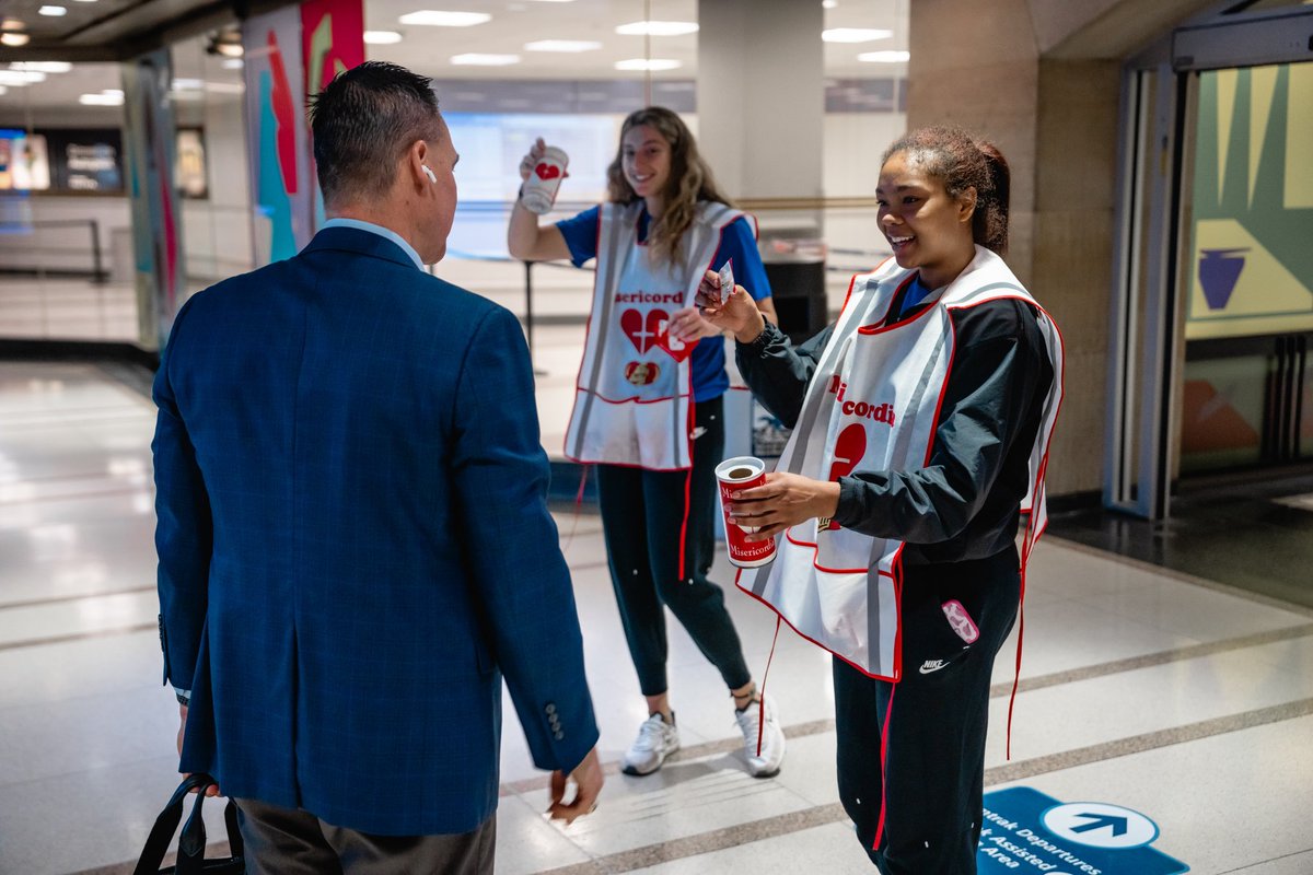 DePaulWBBHoops's tweet photo. Up and at it this morning to support @heartofmercy’s 40th Candy Days! https://t.co/DqtZMQDDW6