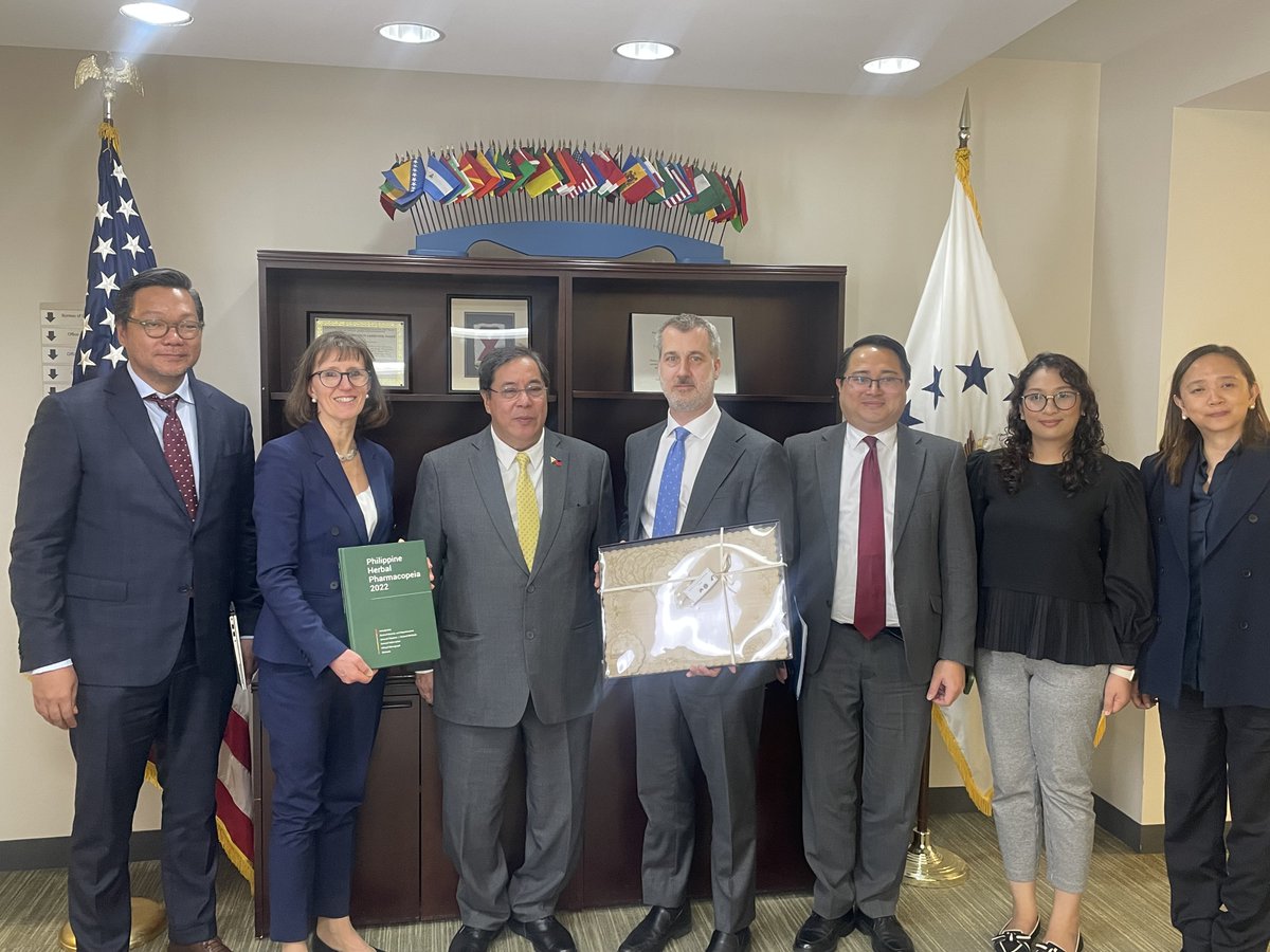 StateDeptGHSD's tweet image. This morning @StateDeptGHSD met with Philippine Secretary of Health @DOHgovph to discuss a shared commitment to protecting the health of our people 🇺🇸🇵🇭