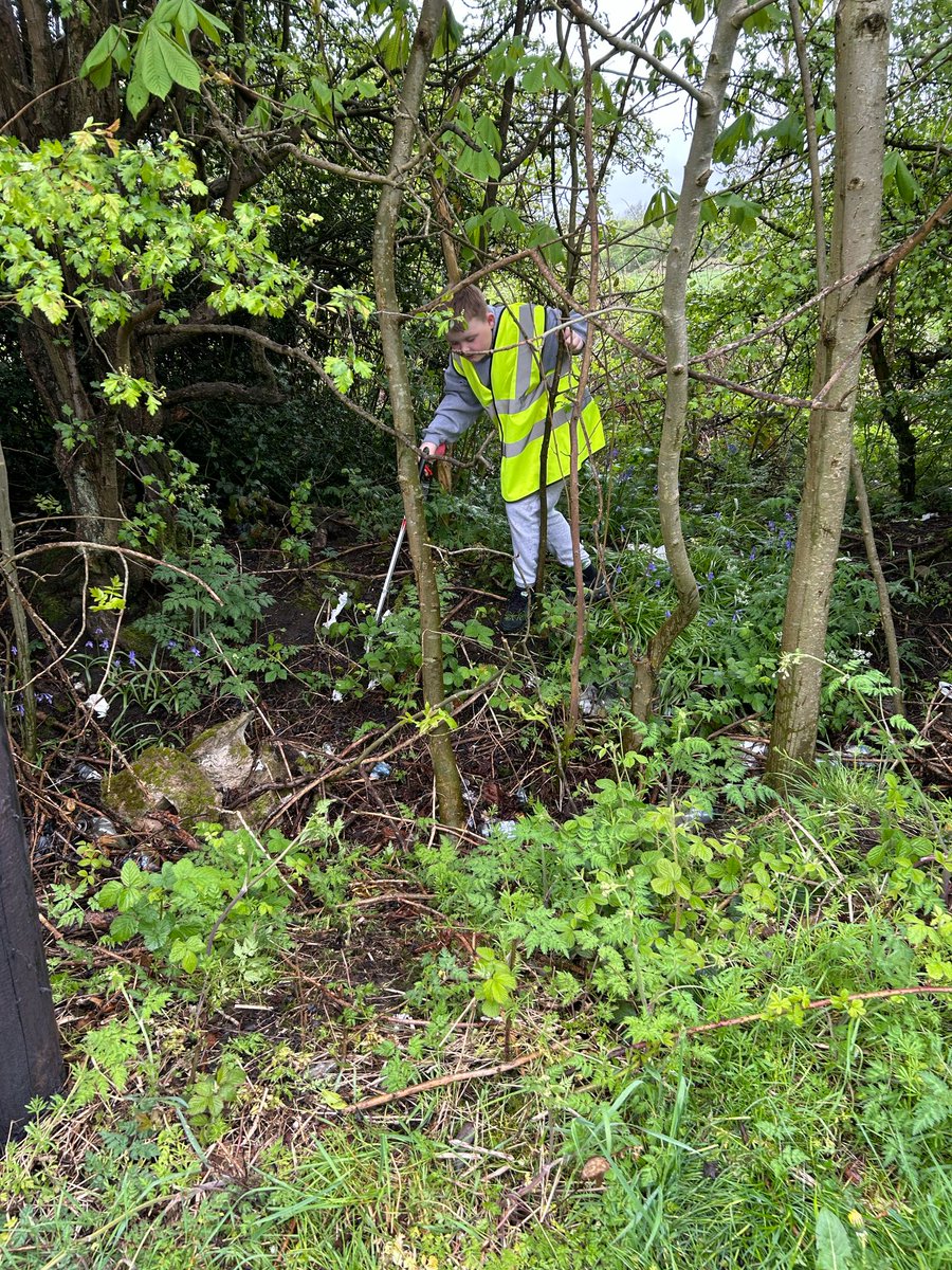 Litterwatch1's tweet photo. Angel Callum & Chloe spent their day litter picking at Turners Hill, making it cleaner. A kind man gave them £10 for sweets & praised their efforts. Proud of our young leaders. Keep shining kids. #youth #litterpickingiscool #Communitychampions #rowley #volunteeringisfun #Sandwell https://t.co/KRzMlJPokQ