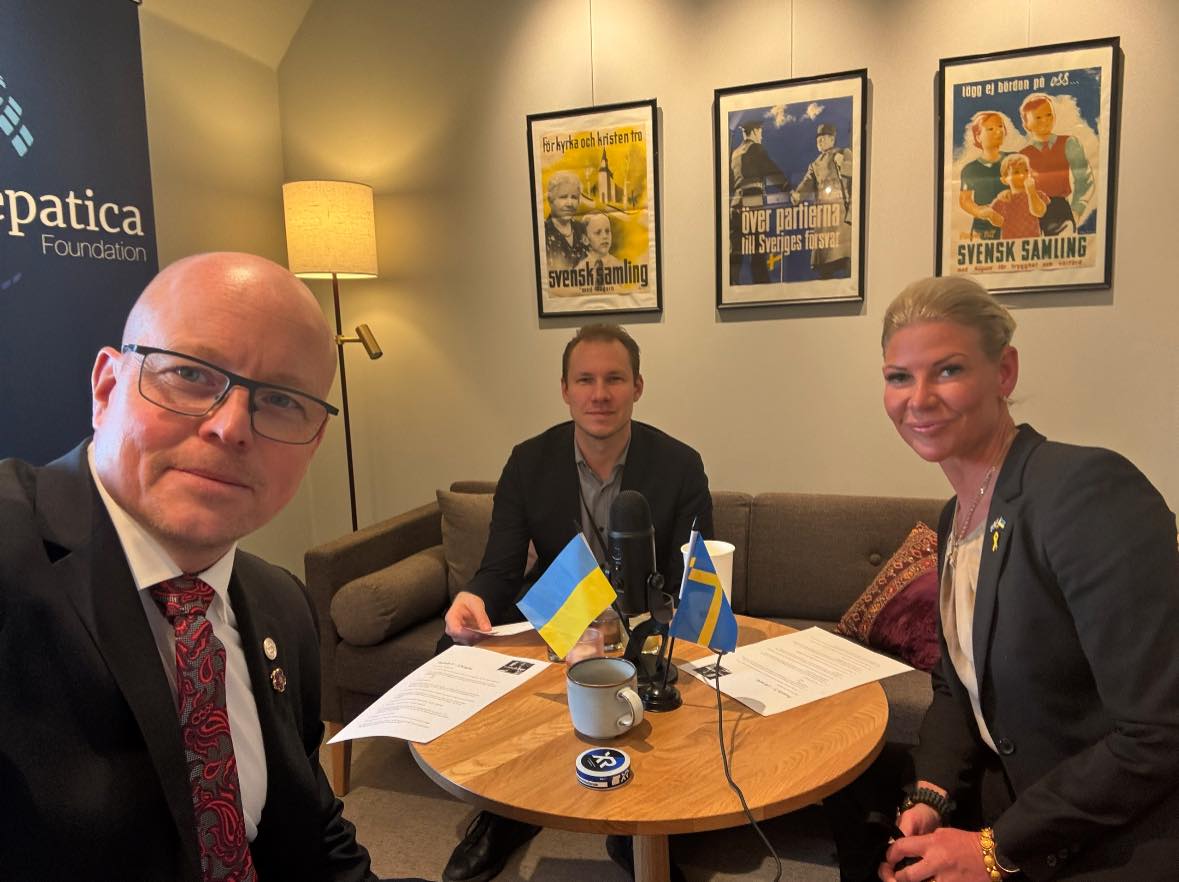 Idag har vi spelat in avsnitt 5 i <a href="/EttGlasForMy/">Ett glas för mycket</a>. Gäst denna gång är ingen mindre än vår gamla kollega <a href="/nordengrip/">Caroline Nordengrip</a> som berättar om sin tid som frivilligsoldat i 🇺🇦 försvarsmakt. Hon berättar om vägen dit, reaktioner från omgivningen samt såklart hur det var under pågående strider.