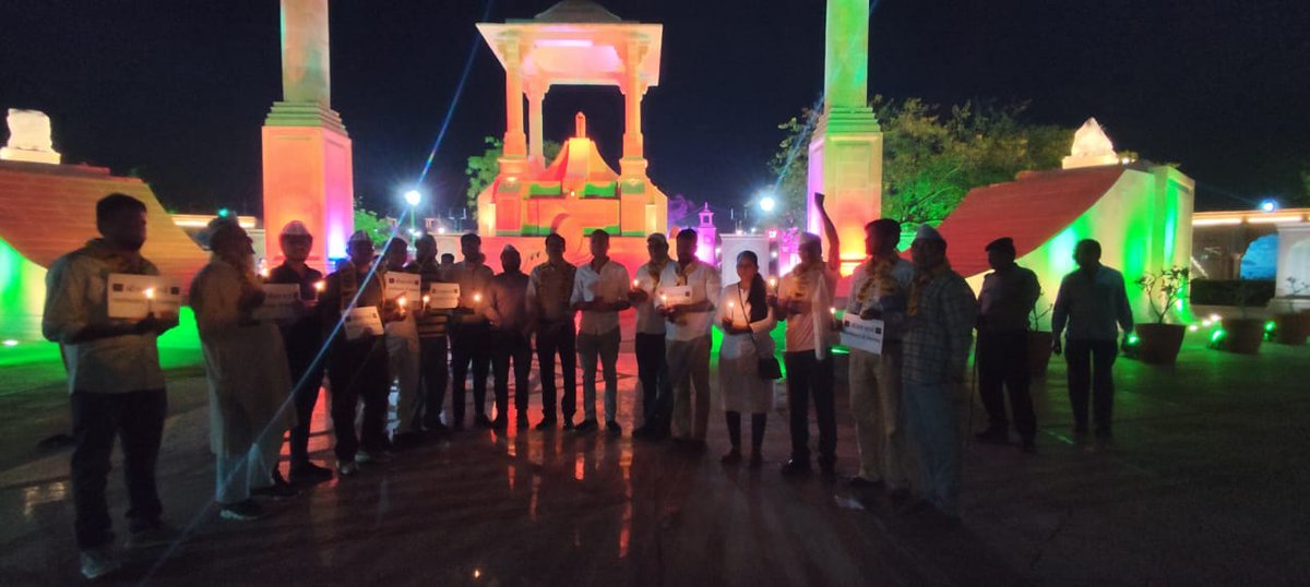 Saurabh Choudhary (@saurabh_aap007) on Twitter photo पहलगाम आतंकी हमले में शहीद हुए हमारे अपनों को आज जयपुर में <a href="/AAPRajasthan/">AAP Rajasthan</a> परिवार ने अमर जवान ज्योति पर श्रंद्धाजलि अर्पित की एवं इस संकट की घड़ी में पूरा देश एकजुट है और इस कायराना हमलों का जवाब देश एकजुट होकर देगा।
#JammuAndKashmir
#Pahalgam #pahalgamattack पहलगाम आतंकी हमले में शहीद हुए हमारे अपनों को आज जयपुर में <a href="/AAPRajasthan/">AAP Rajasthan</a> परिवार ने अमर जवान ज्योति पर श्रंद्धाजलि अर्पित की एवं इस संकट की घड़ी में पूरा देश एकजुट है और इस कायराना हमलों का जवाब देश एकजुट होकर देगा।
#JammuAndKashmir
#Pahalgam #pahalgamattack