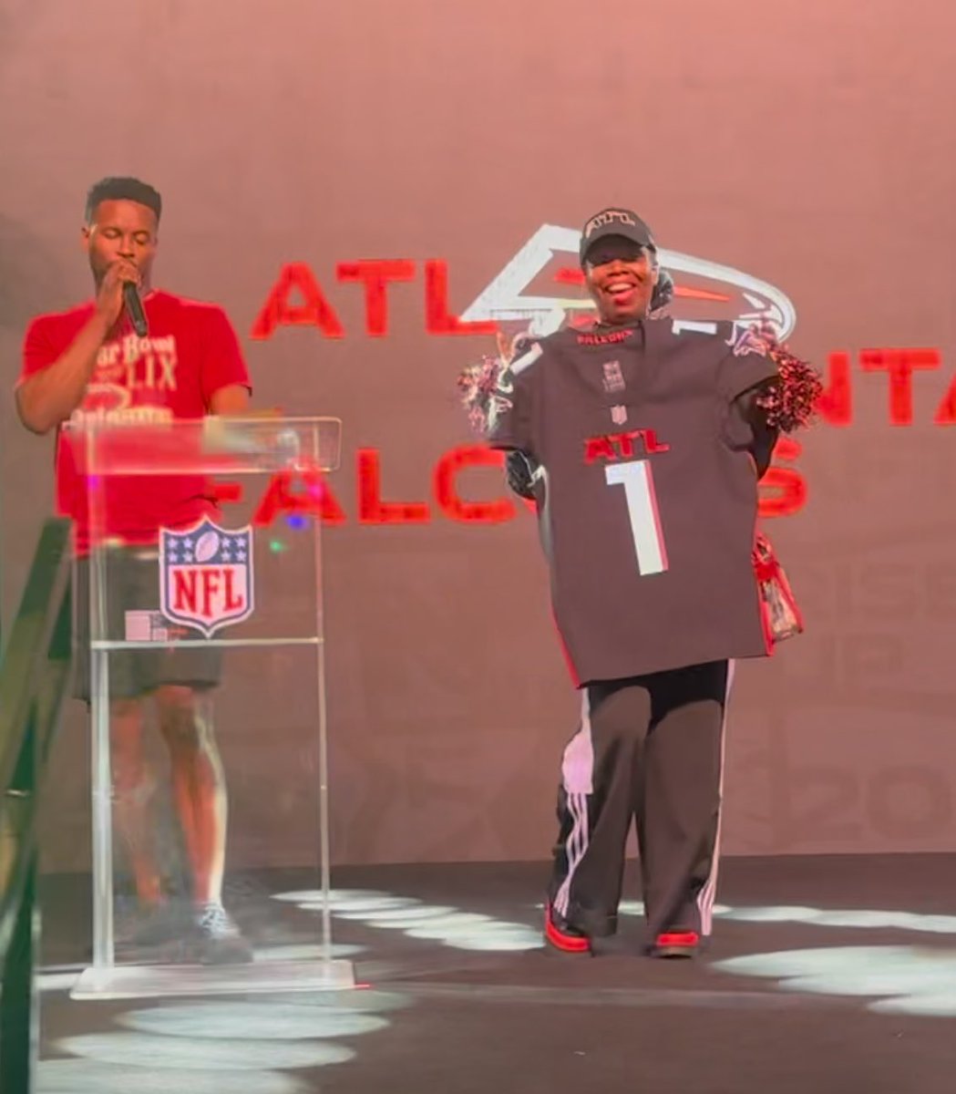 AtLisa30331's tweet image. It’s officially Draft Day! I got unofficially drafted by the @AtlantaFalcons back in February at the Super Bowl! 🔴⚫️🏈😂😂