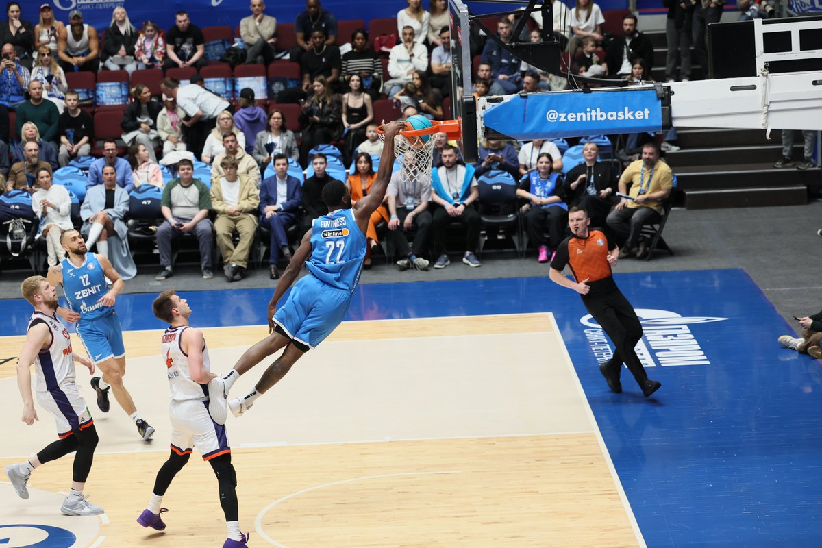 That's the way to fly for the perfect dunk 🚀 <a href="/AlexTheGreat22/">Alex Poythress</a>
