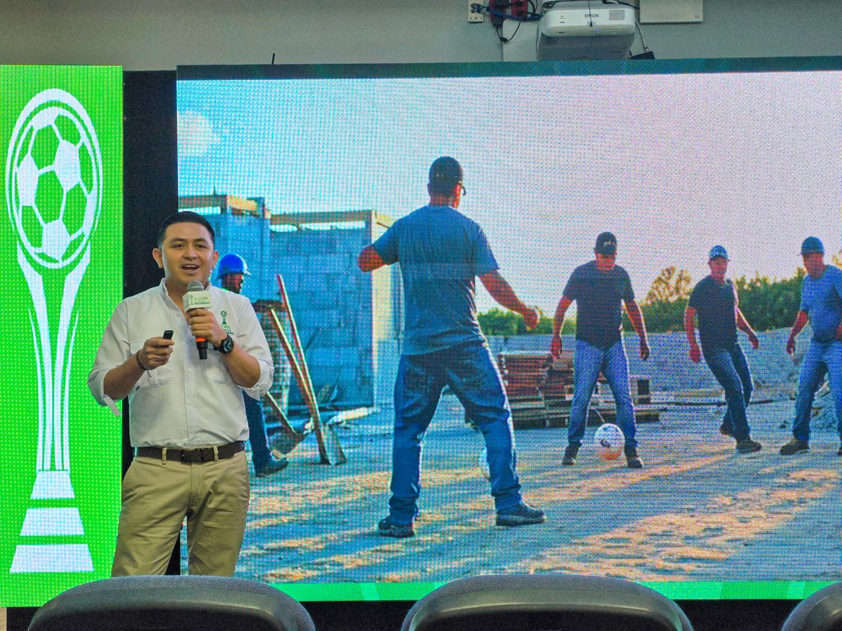 CentraNewsGT's tweet image. ¡Arranca la emoción del fútbol con propósito! ⚡️⚽️

La VI Copa #CementosProgreso ya está aquí y viene con todo: pasión, goles, unión familiar y grandes premios.
Este torneo es más que fútbol: es una celebración para los maestros de obra, albañiles y trabajadores de la…