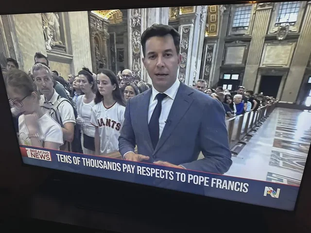 OracleSeagull's tweet photo. #SFGiants fan in line to pay respects to Pope Francis. 
The Father, The Son, The Holy Splash Hit. https://t.co/oD84W2vBWA
