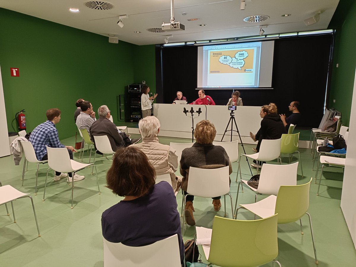 Plantem arbustives al parc del c. Dolors Bigas per dotar l'espai de més verd i dificultar que la gent s'enfili al mur i s'hi assegui.

Mentre creixen les plantes, s'han posat cartells provisionals recordant que no es pot seure al mur i que hi ha risc de caiguda. 

#CBVolpelleres