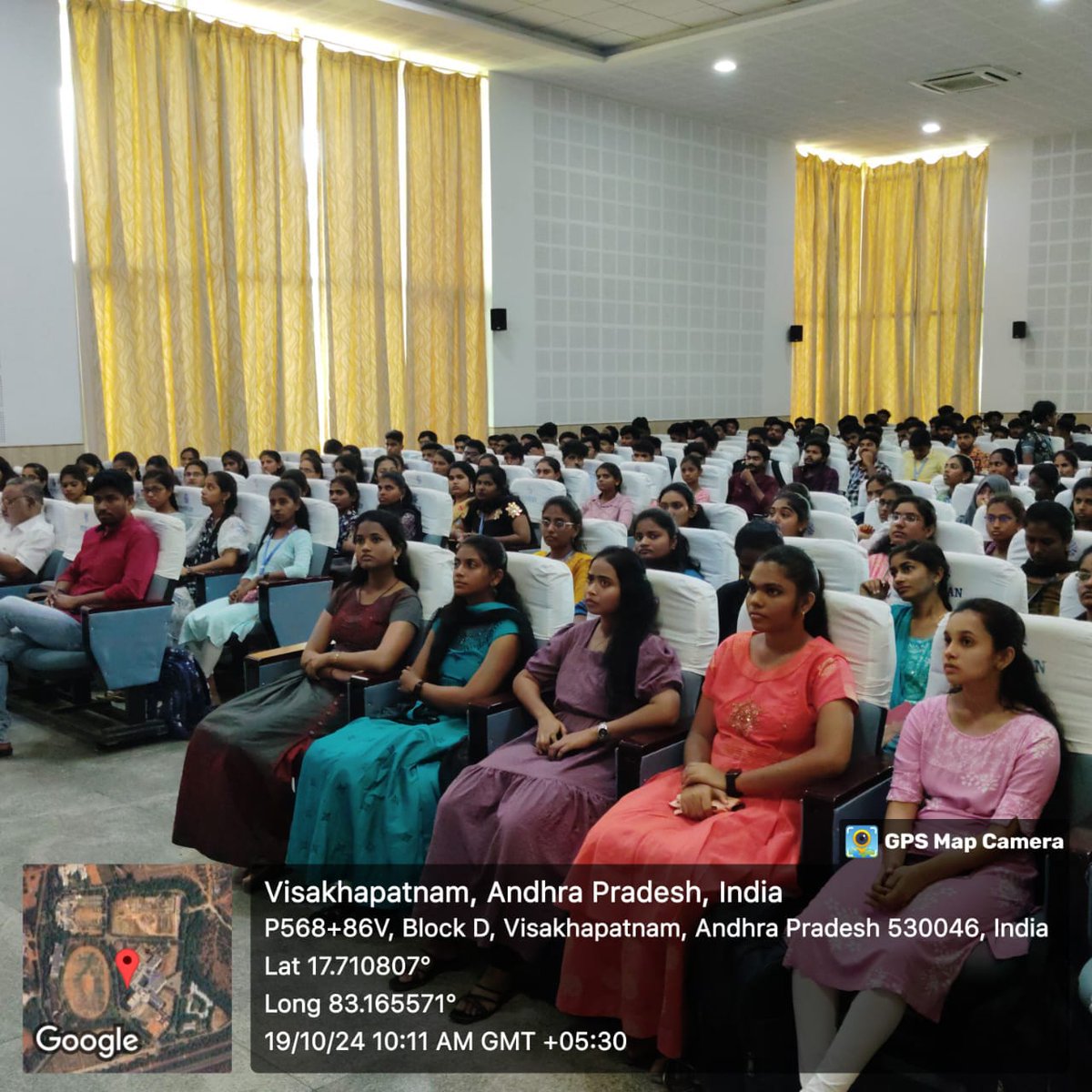 wings_mbavignan's tweet photo. A guest lecture on capital market and it's evolution by our alumni Mr. T. Sai sandeep. He shared his vast experience in the financial sector & the lecture covered by key concepts like primary and secondary markets,securities etc..
#WINGS #MBA #VIGNAN #VIIT #wingsmba #vignanwings https://t.co/oUBRysjMxq