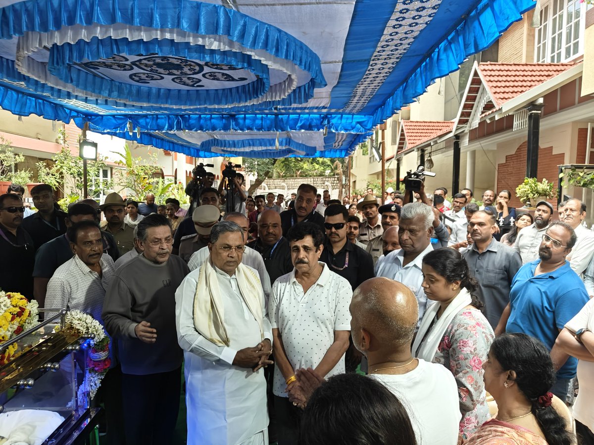 ಜಮ್ಮು ಕಾಶ್ಮೀರದ ಪಹಲ್ಗಾಮ್ ನಲ್ಲಿ ನಡೆದ ಭಯೋತ್ಪಾದಕ ದಾಳಿಯಲ್ಲಿ ಹತ್ಯೆಯಾದ ಕರ್ನಾಟಕ ಮೂಲದ ಬೆಂಗಳೂರಿನ ಮತ್ತಿಕೆರೆ ನಿವಾಸಿ ಭರತ್ ಭೂಷಣ್ ಅವರ ನಿವಾಸಕ್ಕೆ ಸಿಎಂ ಶ್ರೀ Siddaramaiah ಅವರ ಜೊತೆ ತೆರಳಿ, ಮೃತ ಜೀವಕ್ಕೆ ಭಾವಪೂರ್ಣ ನಮನ ಸಲ್ಲಿಸಿ, ಸಂತ್ರಸ್ತ ಕುಟುಂಬಗಳಿಗೆ ಸಾಂತ್ವನ ತಿಳಿಸಲಾಯಿತು.

#pahalgam
#TerroristAttack