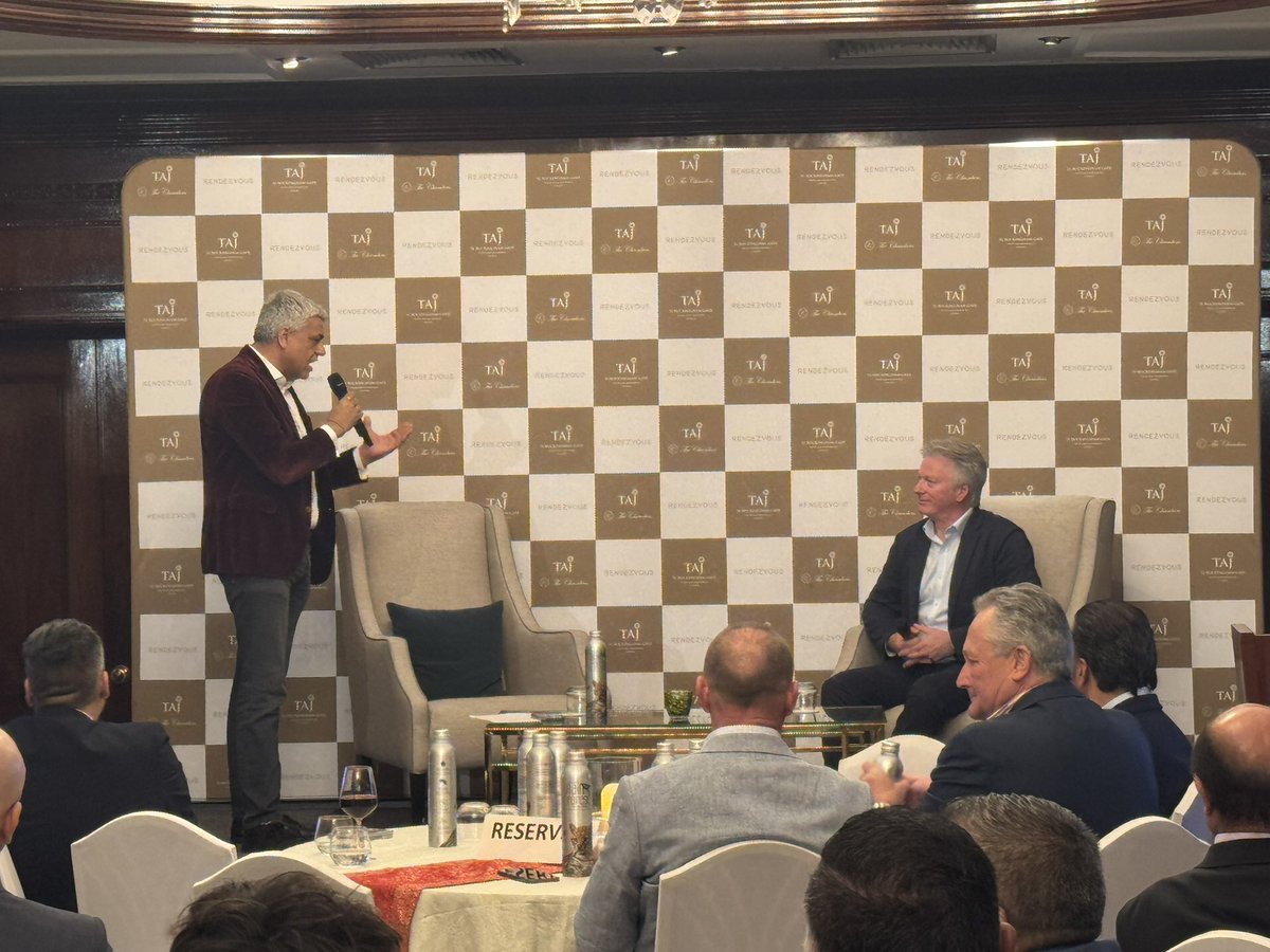 <a href="/ManishTiwariUK/">Manish Tiwari</a> with @stevewaugh at Rendezvous event at <a href="/sjctaj/">St. James' Court</a> . Read the report in @LondonDailyDig1 tomorrow