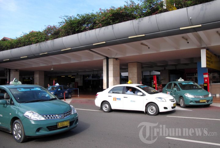 NicoDL0811's tweet image. #Throwback2013 #Flashback2013

Soekarno-Hatta Airport Taxis Stand at Garuda Indonesia Terminal 2 Soekarno-Hatta Airport, Tangerang on Tuesday, November 19, 2013.