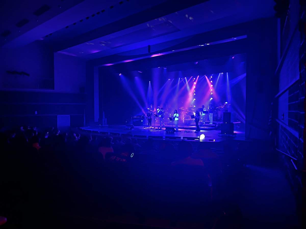 We hear #PinkFloyd but we see swimmers rocking out in the #structure school performance.  🏊‍♀️ 🥁 🎸 ❤️ 🔥 #gowave #lgw