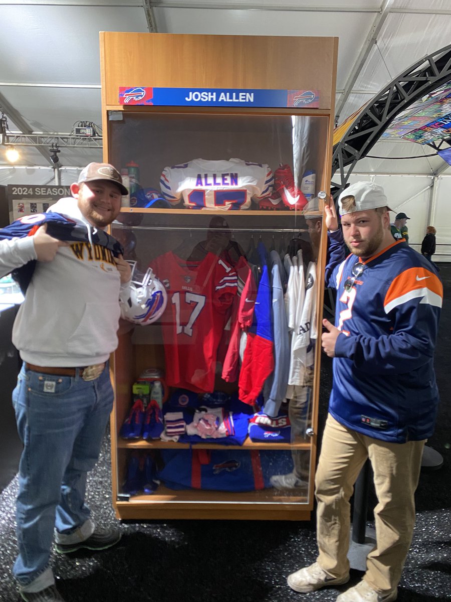 Barstool Wyoming (@barstooluwyo) on Twitter photo in <a href="/CoachSundance/">๐๐ช๐ฃ๐๐๐ฃ๐๐ โ๐๐๐๐๐โ ๐๐๐๐ ๐จ</a> โs old stomping grounds for the draft
go pokes! ๐ค <a href="/JoshAllenQB/">Josh Allen</a> in <a href="/CoachSundance/">๐๐ช๐ฃ๐๐๐ฃ๐๐ โ๐๐๐๐๐โ ๐๐๐๐ ๐จ</a> โs old stomping grounds for the draft
go pokes! ๐ค <a href="/JoshAllenQB/">Josh Allen</a>