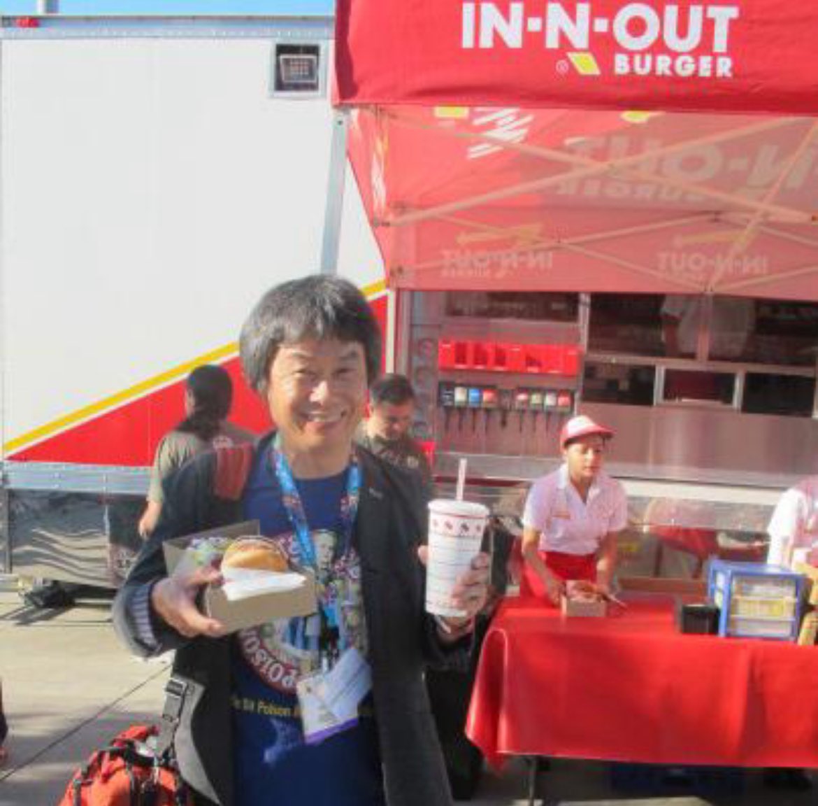 cake_hoarder's tweet photo. miyamoto enjoying some in-n-out https://t.co/tHGESRytyL