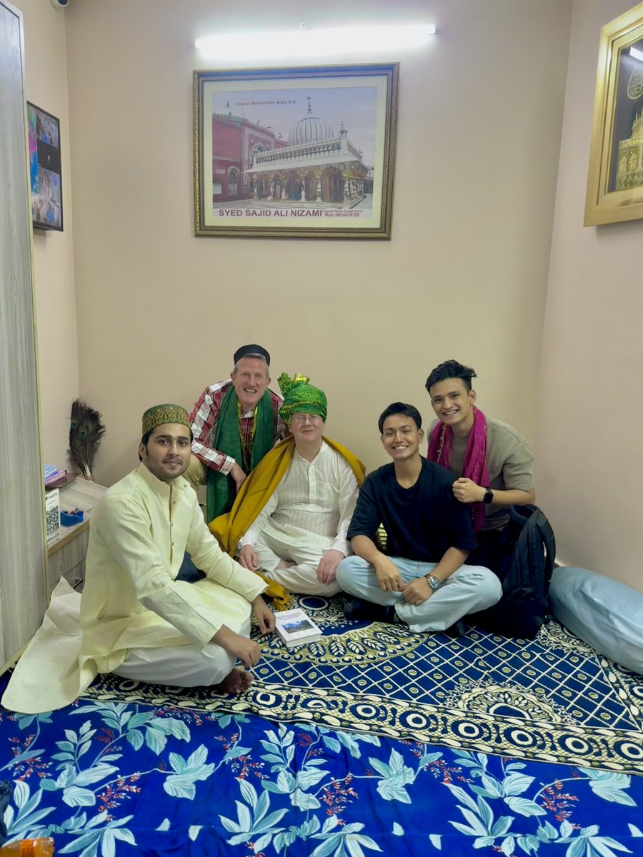 An idea of writing this book was given by Pope Francis, My friend Peter Tyler presented this book here in Dargah Sharif that have my article in it and prayed for Pope Francis.

#nizamuddinauliya #nizamuddindargah #popefrancis #syedmurshidnizami #qawwali #dua