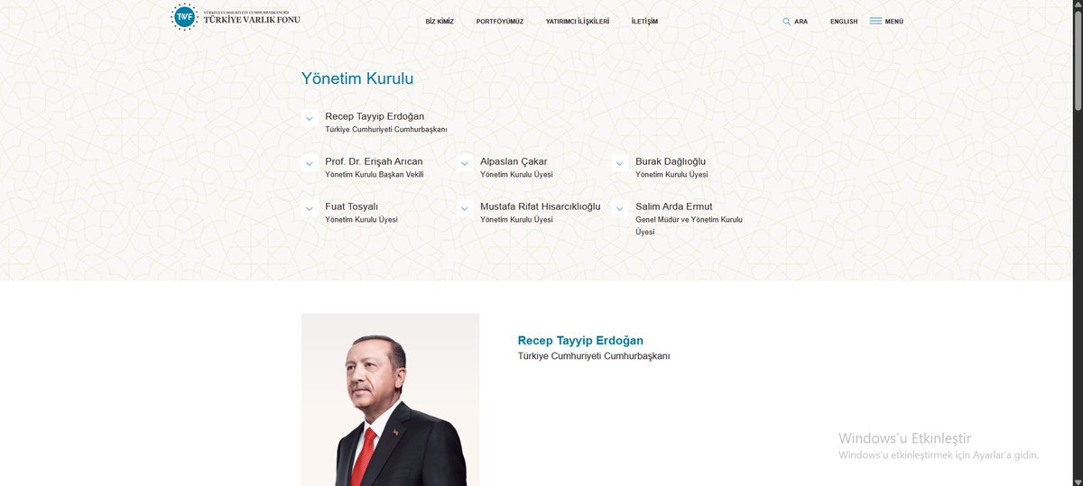 Daha boykot etmek istedikleri şirketlerin Varlık Fonu'na, dolaylı olarak Cumhurbaşkanlığına bağlı olduğunu bilmeyen andavallar bizi kendileriyle ortak bir çizgiye taşımaya çalışıyor. Ulan siz kendinizi eleştirebilecek kapasite ve zekaya sahip olduğunuzu mu sanıyorsunuz.