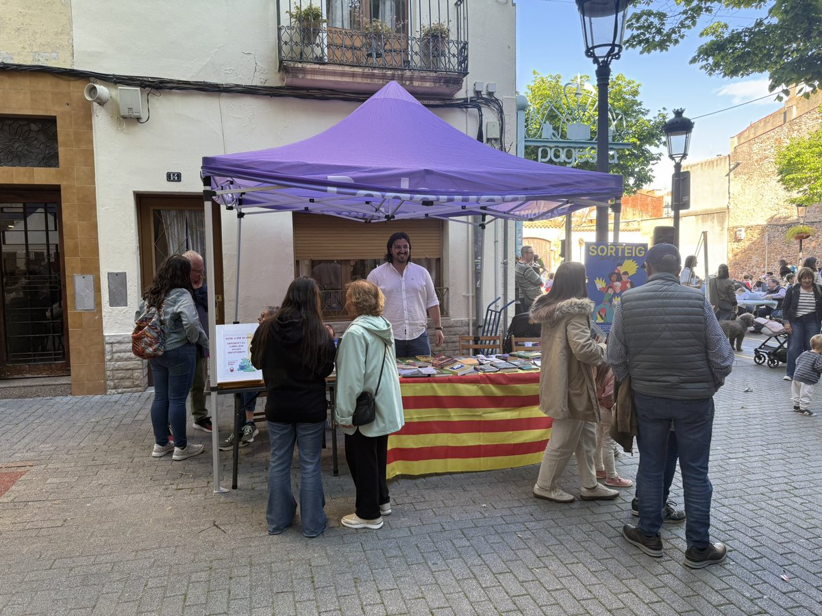 esparregueraECP's tweet photo. Moltes gràcies a totes les persones que ahir es van apropar a la nostra parada de #SantJordi i van donar una nova oportunitat a gairebé 200 llibres de 2a mà.
#Esparreguera
#reutilitza
#cultura https://t.co/x9BgLjm0nj
