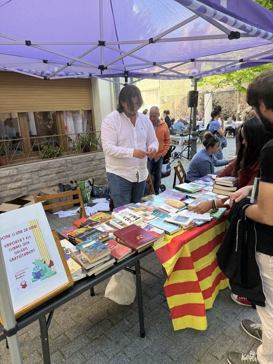 esparregueraECP's tweet photo. Moltes gràcies a totes les persones que ahir es van apropar a la nostra parada de #SantJordi i van donar una nova oportunitat a gairebé 200 llibres de 2a mà.
#Esparreguera
#reutilitza
#cultura https://t.co/x9BgLjm0nj