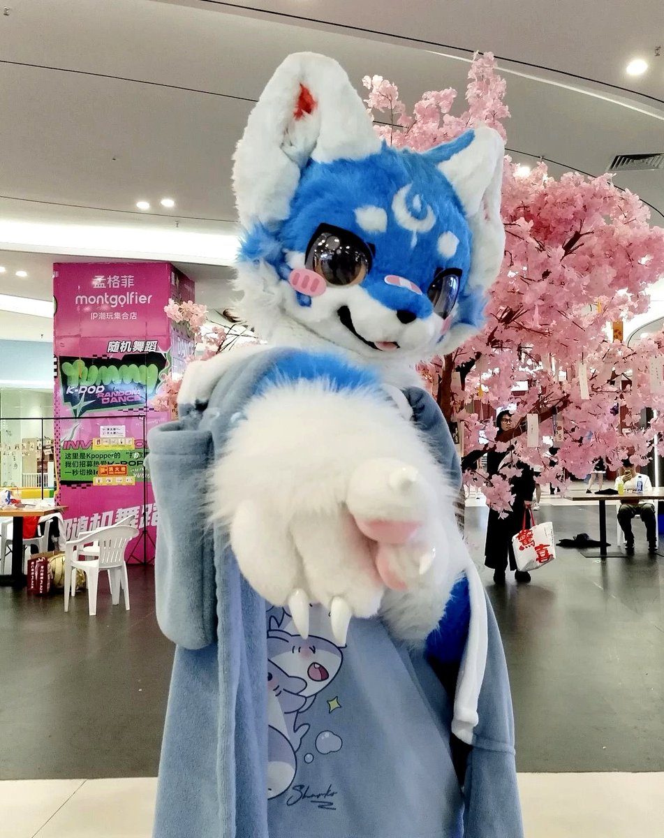 Leouan111's tweet photo. #Fuisuitfriday
你，没错，就是你!
今天也要开心哦🥰 https://t.co/MDRt8GJb2h