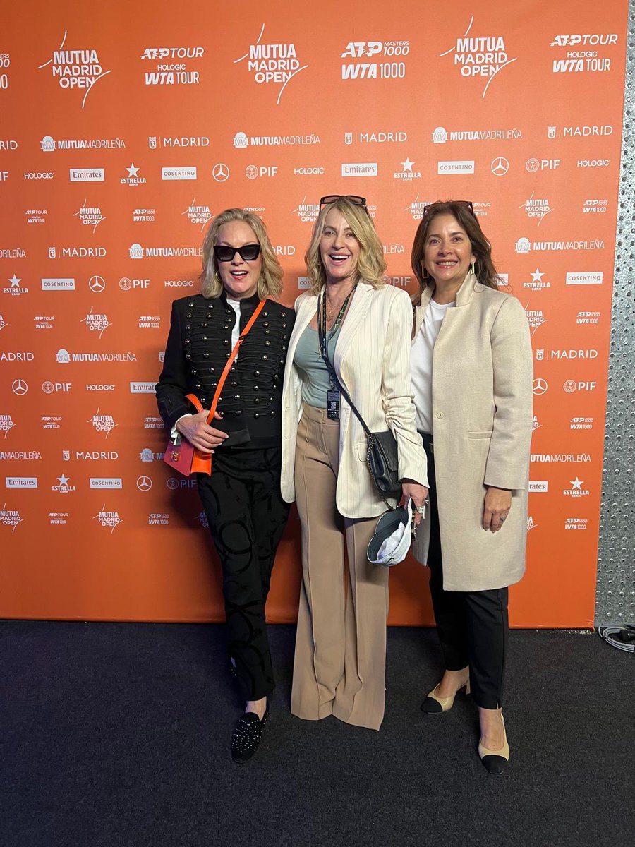 MariaEmmaMejiaV's tweet photo. Homenaje a mujeres liderado por Nadia Comaeci y los mejores tenistas del mundo liderado por la colombiana Natalia Martín-Leyes! 

@nadiacomaneci10 primera niña 10/10 que hoy sigue liderando! Gran honor ❤️

#ATP1000 https://t.co/gU03es9QoS