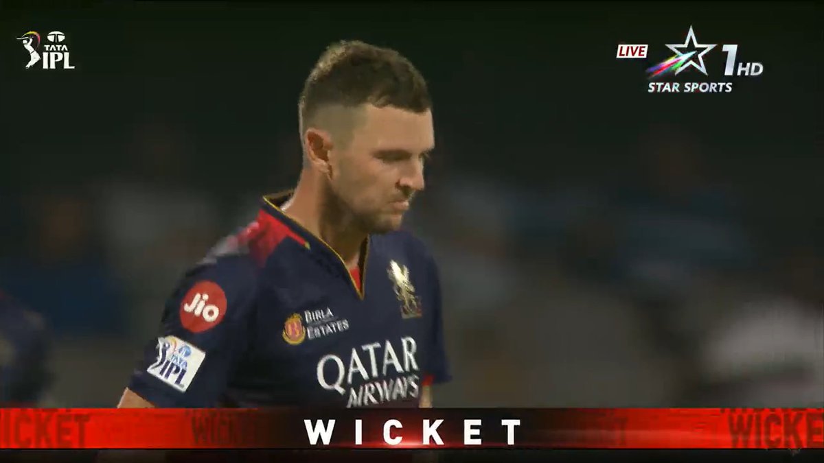 mufaddal_vohra's tweet photo. Josh Hazlewood in the 17th and 19th over:

- WD,0,1,W,0,0,4,1,0,W,W,0,0.

HAZLEWOOD CONCEDED JUST 7 IN THE LAST 12 BALLS. 🤯🔥 https://t.co/bgfRzlvGa0