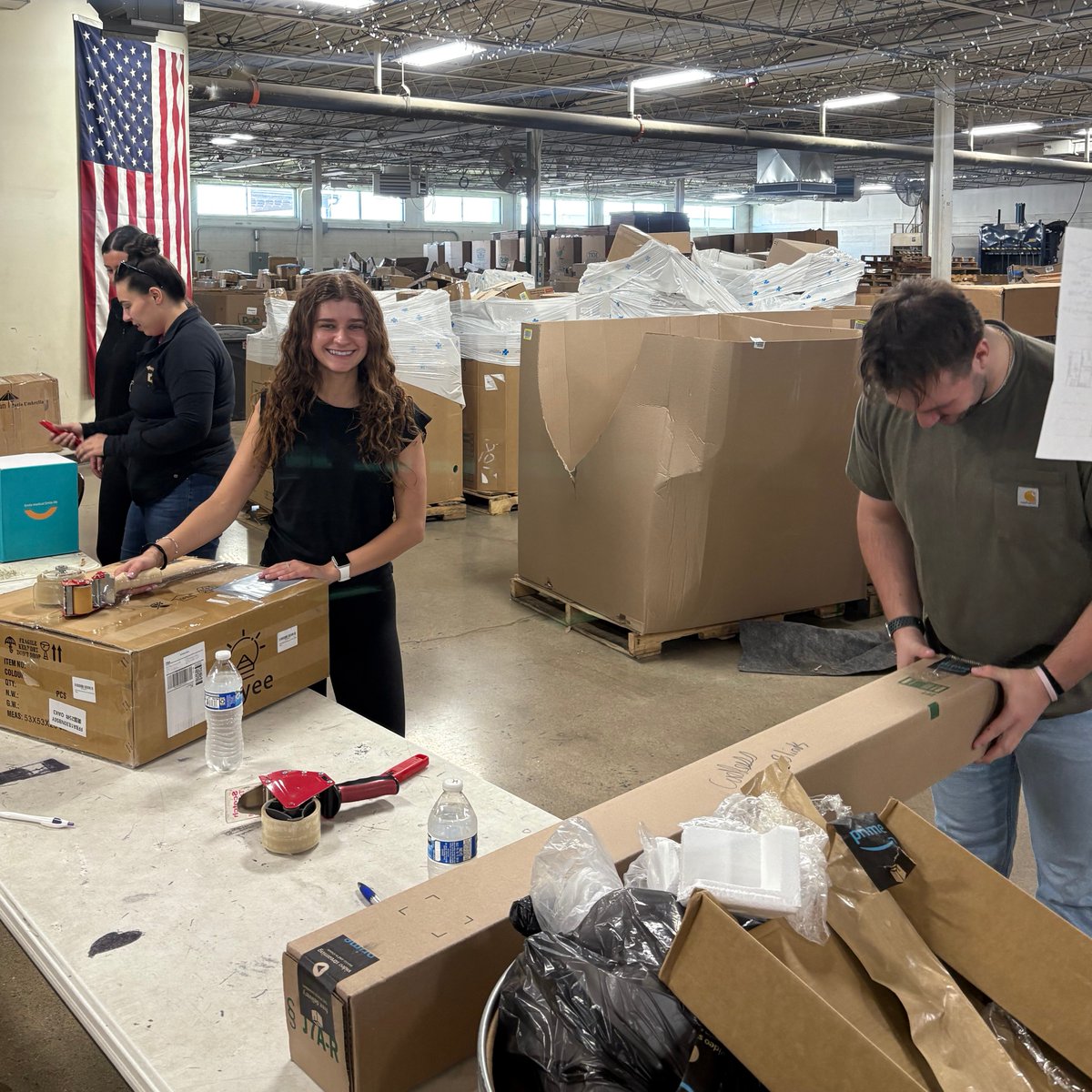 Wrapping up Volunteer Week with a visit to Matthew 25: Ministries! 📦🙌

It felt great to come together as a team and give back to an organization that is doing so much good. A little time, a lot of heart—and an awesome way to start the day.

#VolunteerWeek #GivingBack
