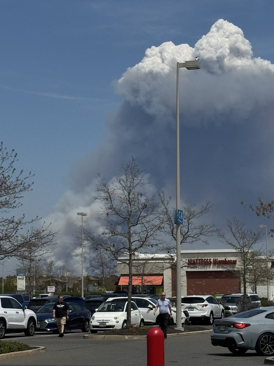 WeatherWorks's tweet image. Really cool view from Manahawkin of a recent smoke plume flare up (shown on radar) from the Jones Road fire. You can see it become a pyrocumulus cloud with the interaction from a sea breeze. #NJwx #JonesRoadFire #pyrocumulus #meteorology 

📸  Taken by WeatherWorks Meteorologist