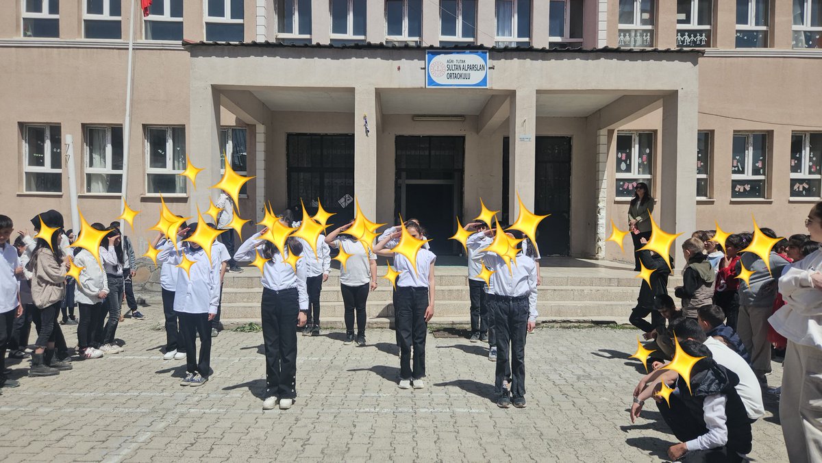 AlparslanOrt's tweet photo. "Küçük hanımlar, küçük beyler... Sizler hepiniz, geleceğin bir gülü, yıldızı, bir bahtının aydınlığısınız. Memleketi asıl aydınlığa boğacak olan sizsiniz. Kendinizin ne kadar önemli, kıymetli olduğunuzu düşünerek ona göre çalışınız." 🇹🇷
@hasan_kokrek @tutakmem @mehmetk37779583 https://t.co/Cw3eSaSexj