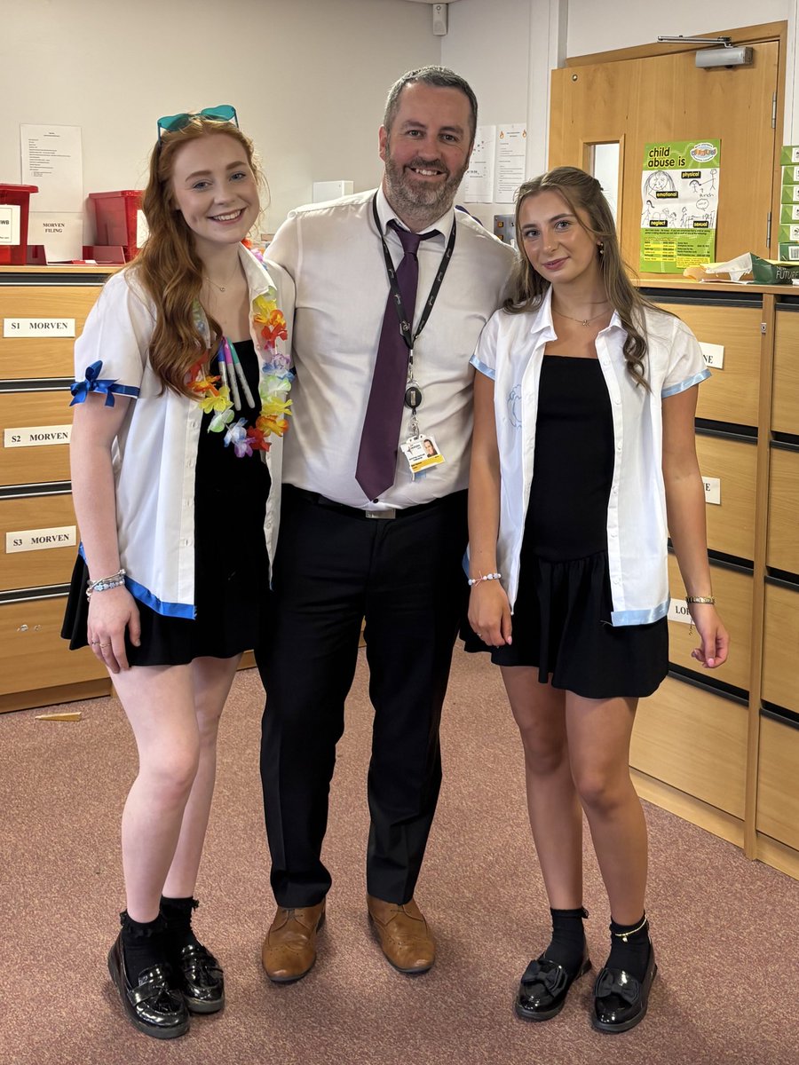 Said goodbye to my 2 captains yesterday and my S6 😢

Couldn’t have asked for 2 better ones to be honest. Put in so much effort from day one and their dedication to Lorne house was outstanding! 

Goodbye El Capitanos and thanks for looking after me this year.

💙 Lorne Legends!!