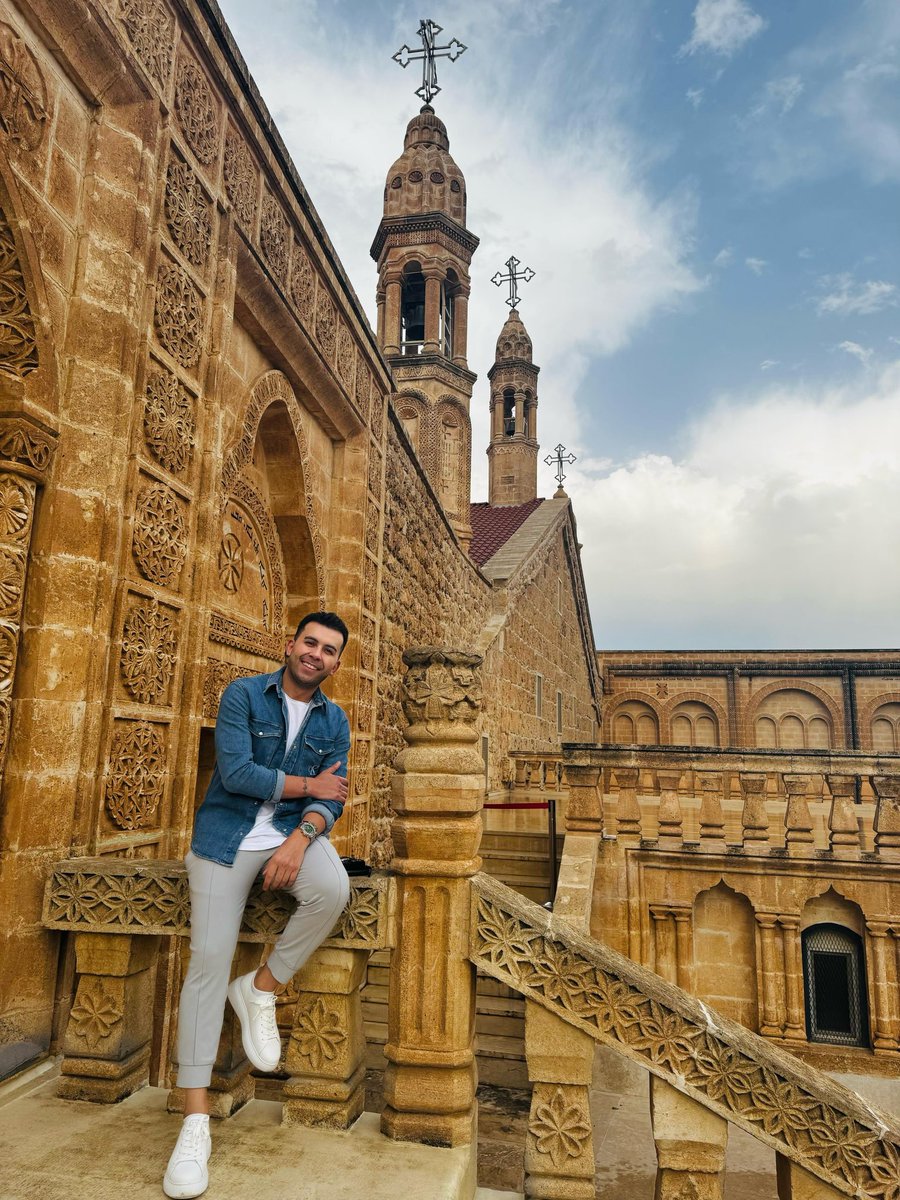 Tıpkı Karadeniz gibiyim,bazen gözü kara coşkun bazen içi kara ve suskun.

Ve hep kötü koşanlara şöyle derim senin  dünyaya bakan penceren kirli ise benim çiçeklerim sana çamur görünür.

Diyor ya Mevlana “Kalbiniziz pisliğine veriyorum her şeyi.”

Ben yolumda ilerliyorum tıpkı siz