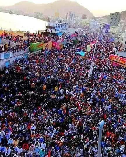 كم تريدون منامليونيات لتعرفوا أنناشعب يريدتقريرمصيره الاتكفيكم الحشودالضخمة التي اقمناهافي سيئون قبل أشهروتتبعهاحشوداليوم فسلميتنا ليست ضعف حلمناوحام قياداتناليس استسلام فنحن شعب قديصبرولكن لن تستطيع أعظم قوة على الأرض إخماد غضبه إذا انتفض نريددولتنا وعيدروس رئيسناباسلم أوبغيره