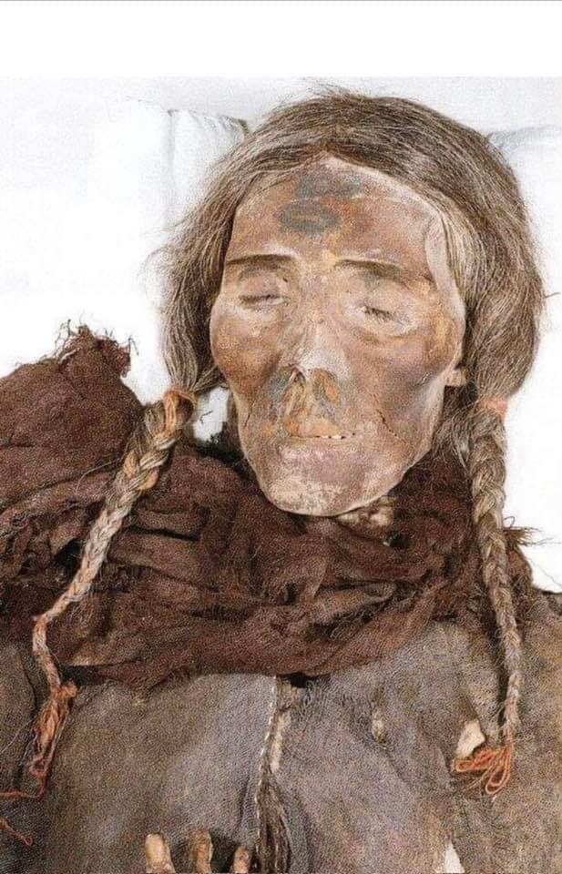 Ön Türkler'in anası  Lolan Güzeli: 3 bin 800 yaşındaki Türklerin büyükannesi...
Doğu Türkistan’da tarım havzasında bir mezardan tam 200 mumya bulundu...
Mumyaların her biri Türk şaman geleneklerine göre giydirilmiş ve süslenmişti.
Bulundukları yerin coğrafi özellikleri nedeniyle