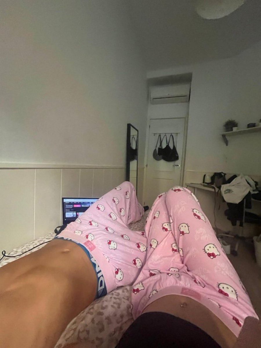 akatee_'s tweet image. me and who