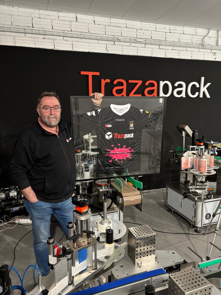 Fa uns dies, el president del club va fer entrega oficial de la samarreta d’aquesta temporada a TRAZAPACK, el patrocinador que ha fet possible que el BUC competeixi a la lliga KPMG Emerging M23🔥

Moltes gràcies a Trazapack per la confiança i el suport💪🏻