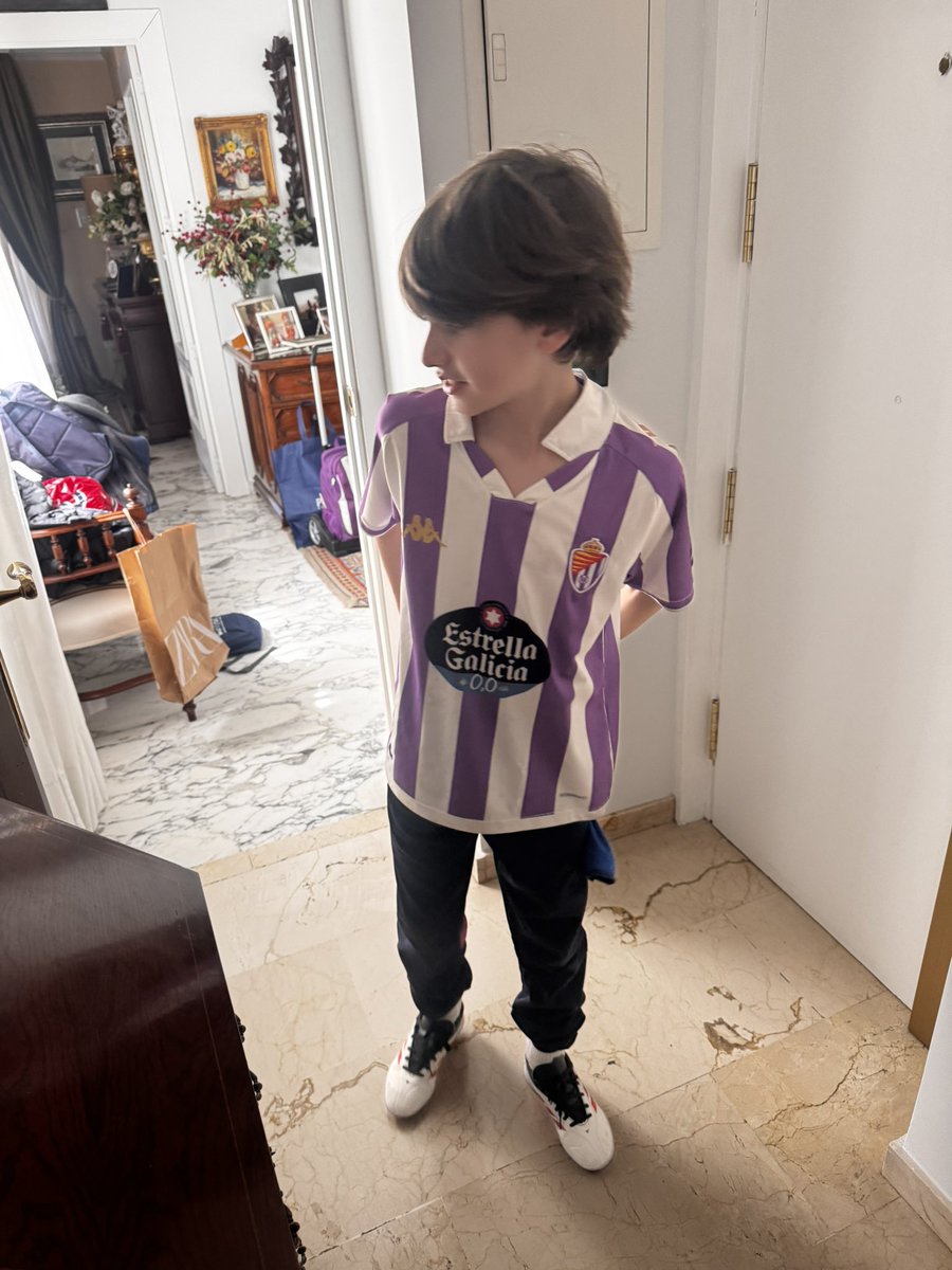 No le he dicho nada hoy, ni se lo he sugerido, si quiera, simplemente ha decidido ir así a su cole en Granada, porque le ha salido del corazón. Sólo me ha dicho: “Papá me da igual q bajemos, somos del Pucela siempre”.Sin palabras, trabajo hecho 💜 🥹.