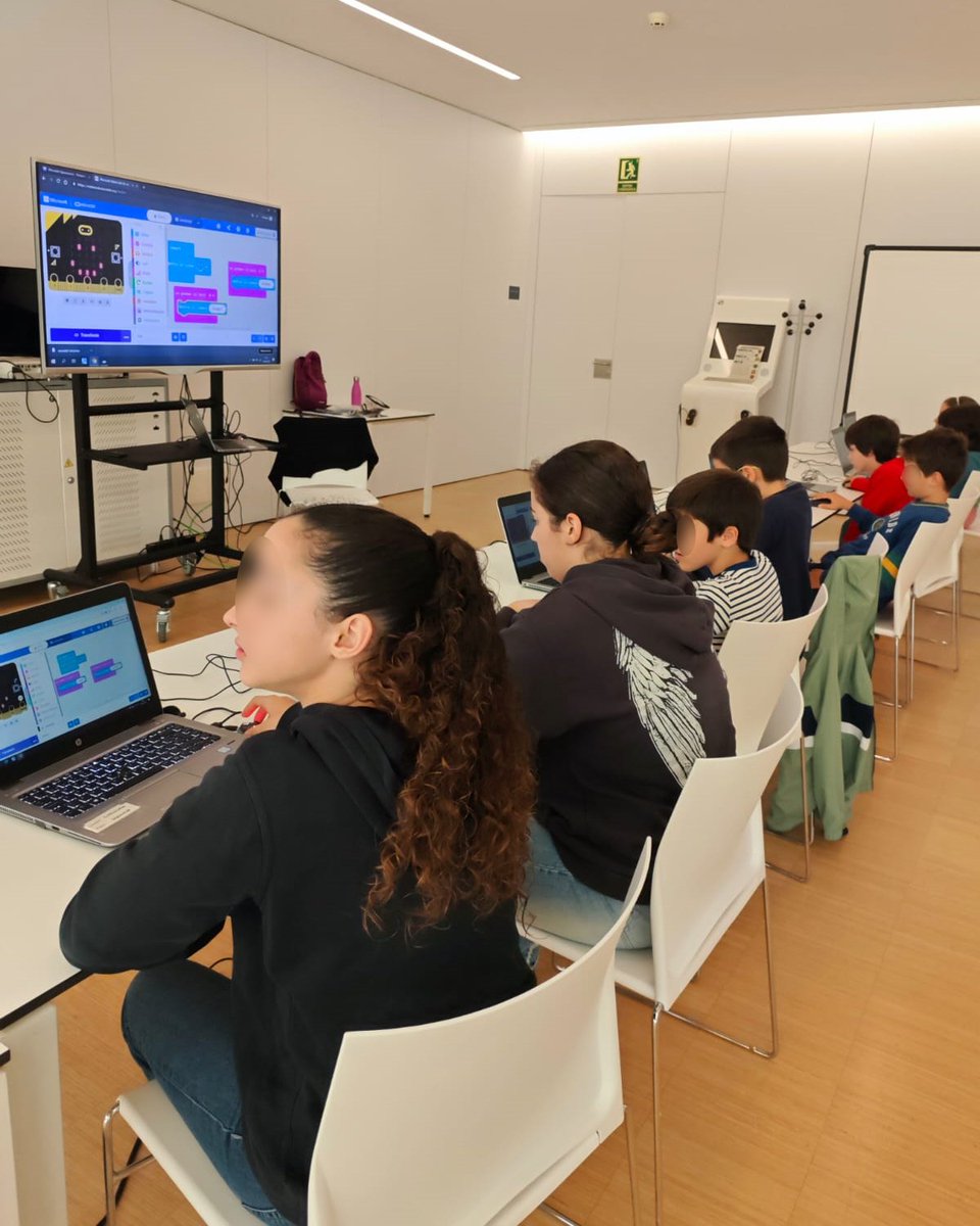 ENGINY-era (@enginy_era) on Twitter photo Sessió de joc amb la placa Micro:Bit
A la Biblioteca Pública de Girona Carles Rahola <a href="/biblioteques_gi/">Biblioteques de Girona</a>
Amb l'<a href="/esgibert/">Esther Gibert</a> els infants van aprendre a programar la Micro:Bit per jugar al "Pedra✊, paper✋, tisores✌️ i a la "patata calenta" 💣 Sessió de joc amb la placa Micro:Bit
A la Biblioteca Pública de Girona Carles Rahola <a href="/biblioteques_gi/">Biblioteques de Girona</a>
Amb l'<a href="/esgibert/">Esther Gibert</a> els infants van aprendre a programar la Micro:Bit per jugar al "Pedra✊, paper✋, tisores✌️ i a la "patata calenta" 💣