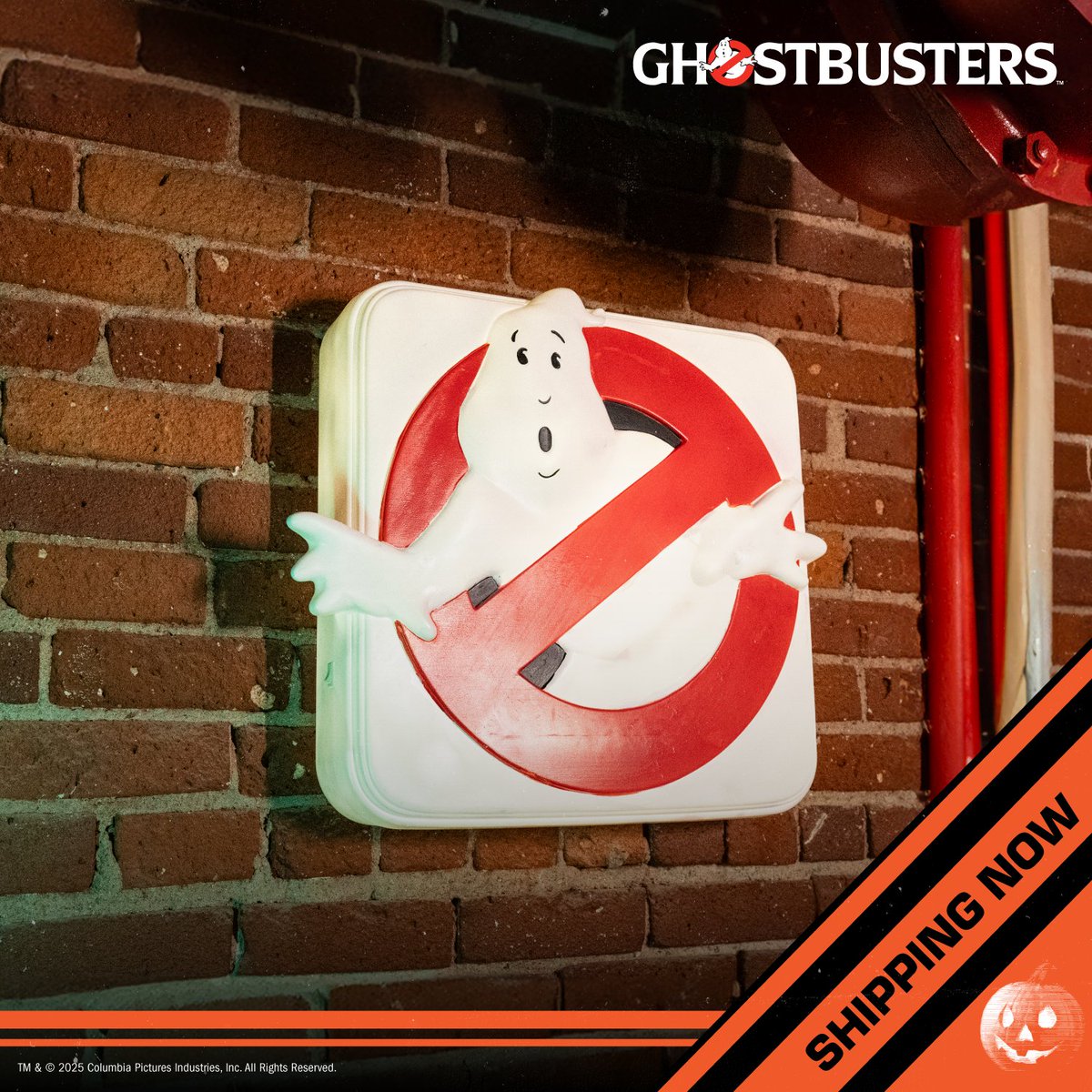 Who ya gonna call to light up your lair? 

Our Ghostbusters No-Ghost Light-Up Sign is currently IN STOCK and SHIPPING NOW!

Ripped from the 1984 classic’s logo, it glows with ecto-energy to ward off any Class Five free-roamers. 

trickortreatstudios.com/collections/gh…