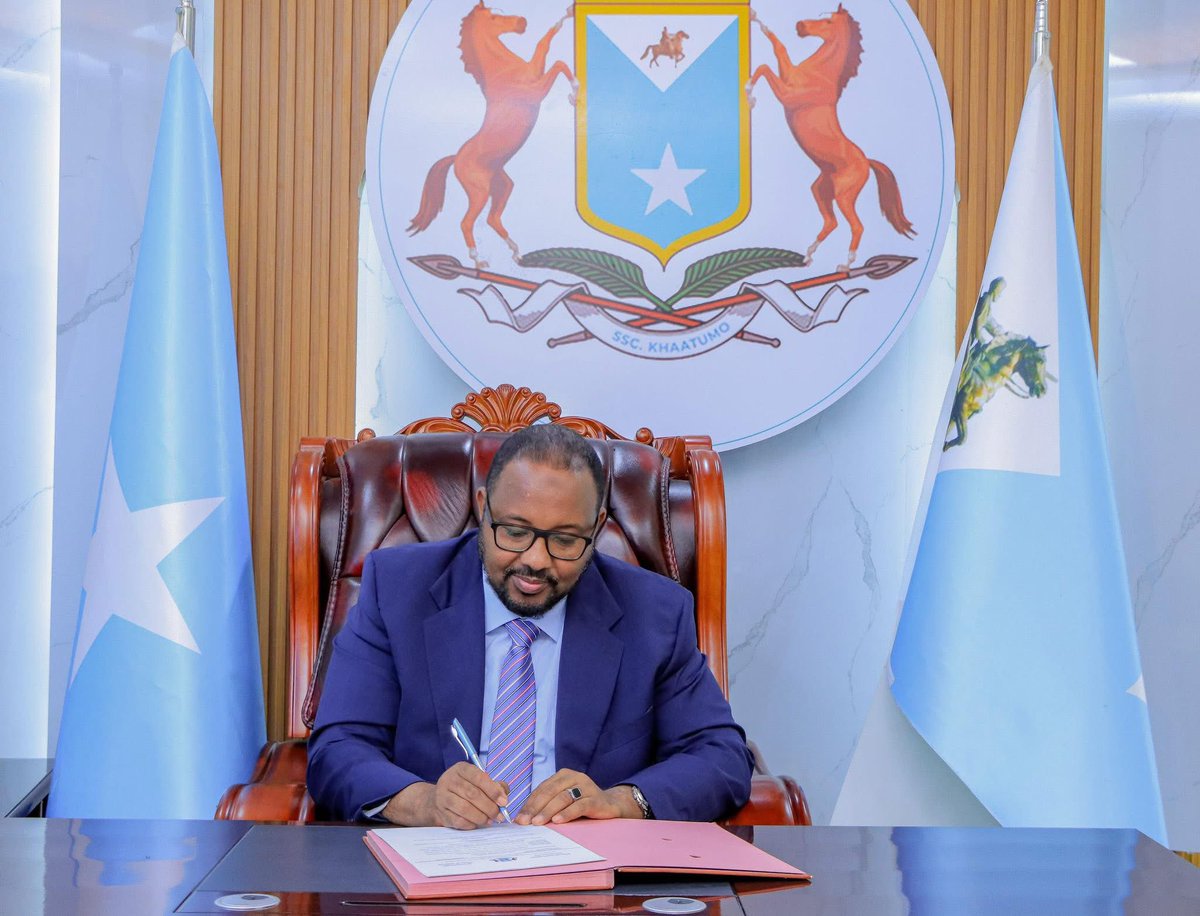 SSCKhatumoTv's tweet photo. Laascaanood, 24 Abriil 2025 – Hoggaamiyaha Dawlad-goboleedka SSC-Khaatumo, Mudane Cabdiqaadir Axmed Aw-Cali ayaa saxiixay afar Xeer (4) oo u muhiim u ah dawlad-
1. Xeerka Diiwaangalinta, Sumadsiinta iyo Mulkiyadaha Gaadiiidka Dhulka 
2. Xeerka Waxbarashada
3. Xeerka Rugta Ganacs https://t.co/MgTsw3Uldc