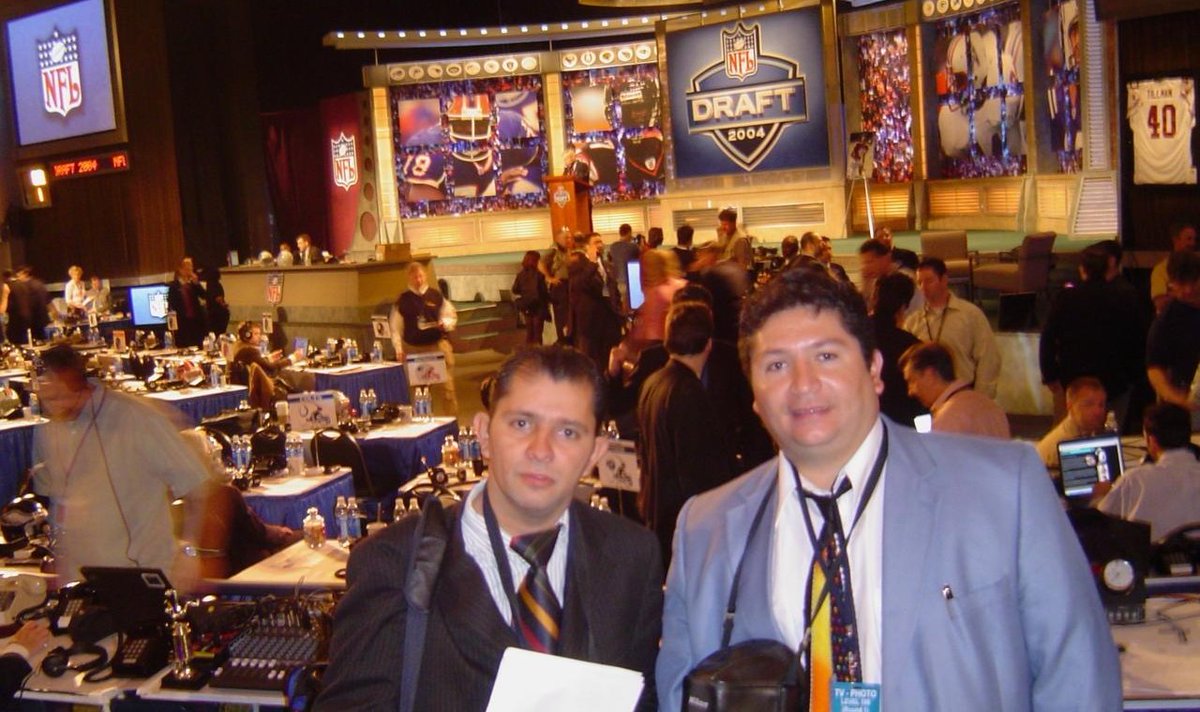 sixtolopezcm's tweet photo. Un día como hoy, el 24 de abril de 2004 iniciaba en Nueva York el Draft de la NFL. En el Draft de 2004 fueron elegidos 17 quarterbacks, 4 en la primera ronda: Eli Manning (Cargadores); Philip Rivers (Gigantes); Ben Roethlisberger (Acereros) y J. P. Losman (Buffalo Bills). https://t.co/GBDdEkjsiI