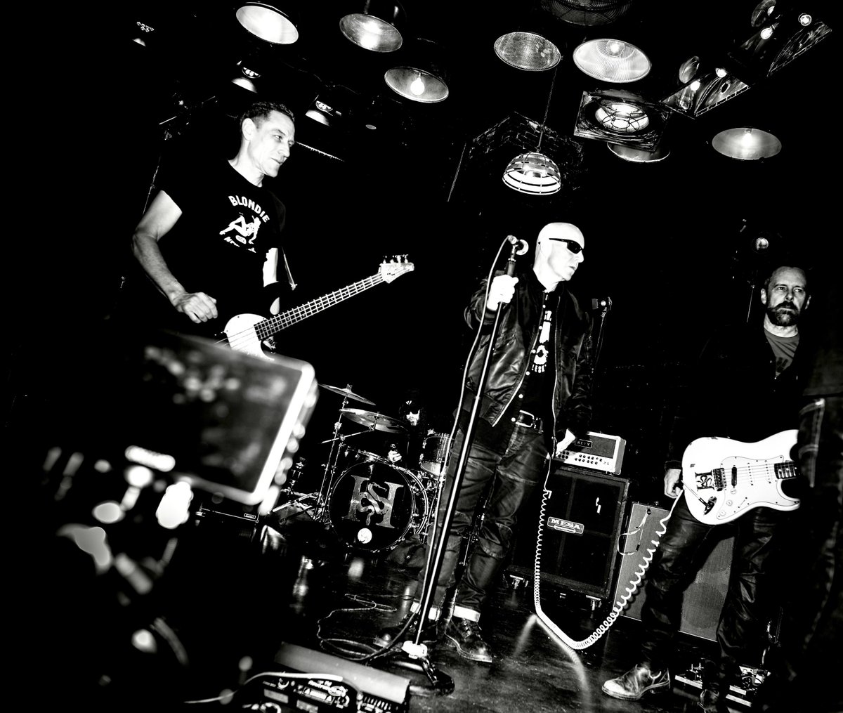 theheadstones's tweet image. Behind the scenes, shooting the video for #Navigate
Watch it now! linktr.ee/HeadstonesTheB…
@dinealonemusic #cityandcolour #hughdillon #trentcarr #stevecarr #timwhite #jesselabovitz #rockmusic #rocknroll