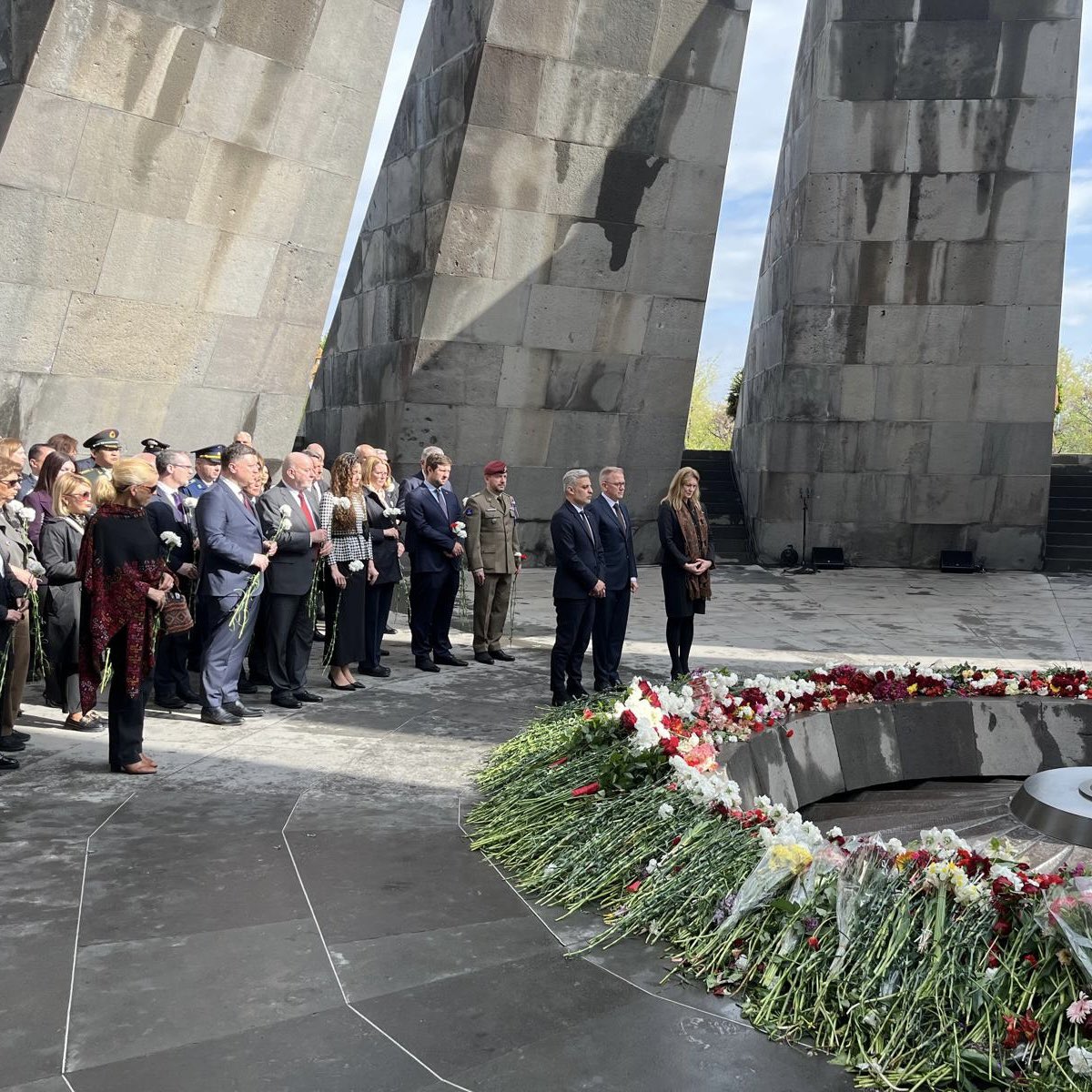 Namens het kabinet was ik aanwezig bij de herdenking van de verschrikkelijke gebeurtenissen en massale moordpartijen die 110 jaar geleden op Armeniërs plaatsvonden. Ik ben diep geraakt door deze geschiedenis. Het leed dat hen is berokkend verdient onze respect en aandacht.